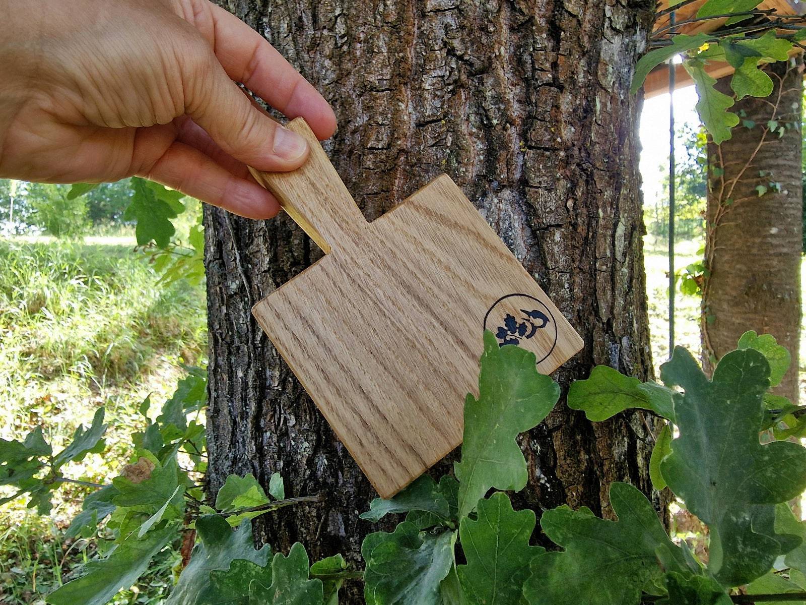 Spessartbrett Patenschaft im Spessart. Mini Holz Brett mit Patenschaft Branding im Wald fotografiert.