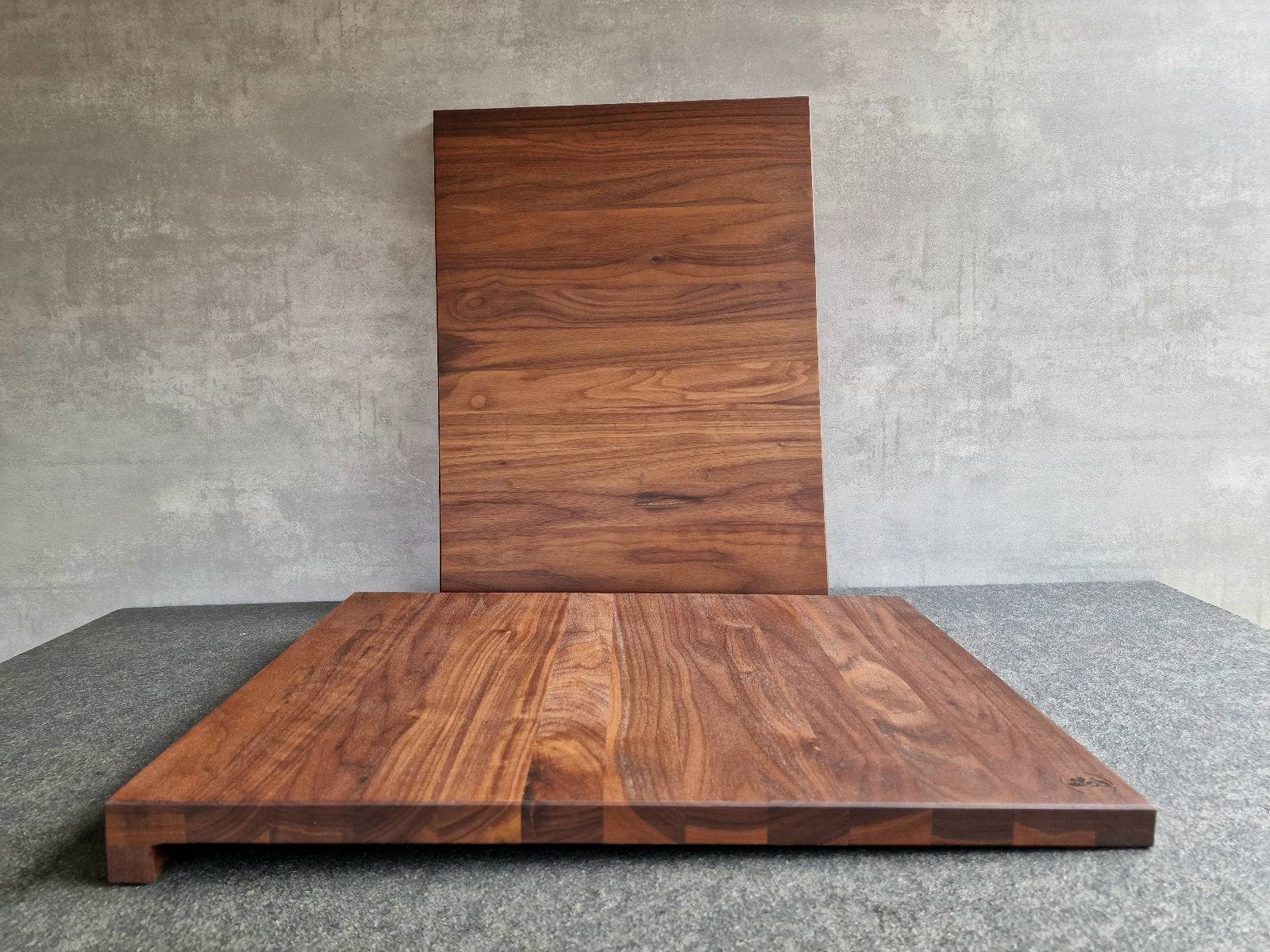 Seitliche Ansicht einer Kochfeldabdeckung aus massivem Nussbaum, 2-teilig.