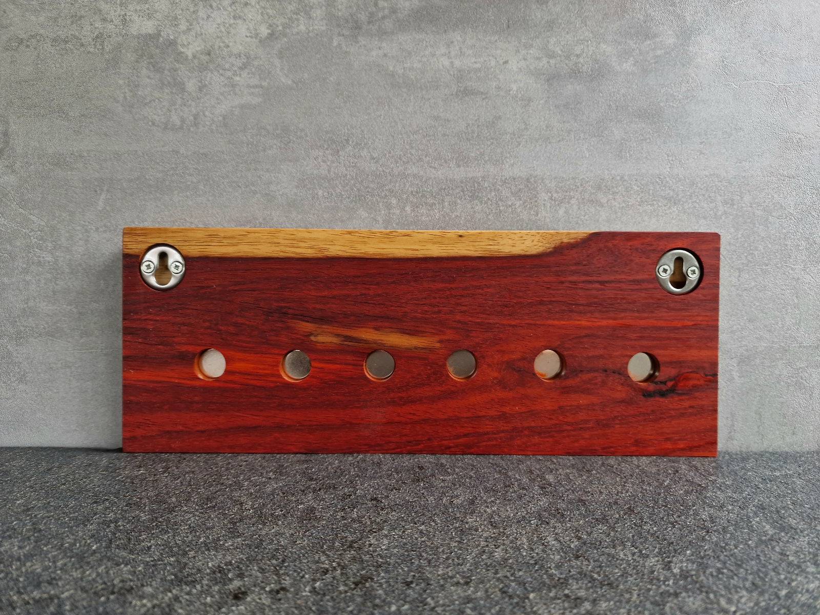 Rückseite einer Messerleisten aus afrikanischem Padouk mit 6 Neodym Magneten versehen.