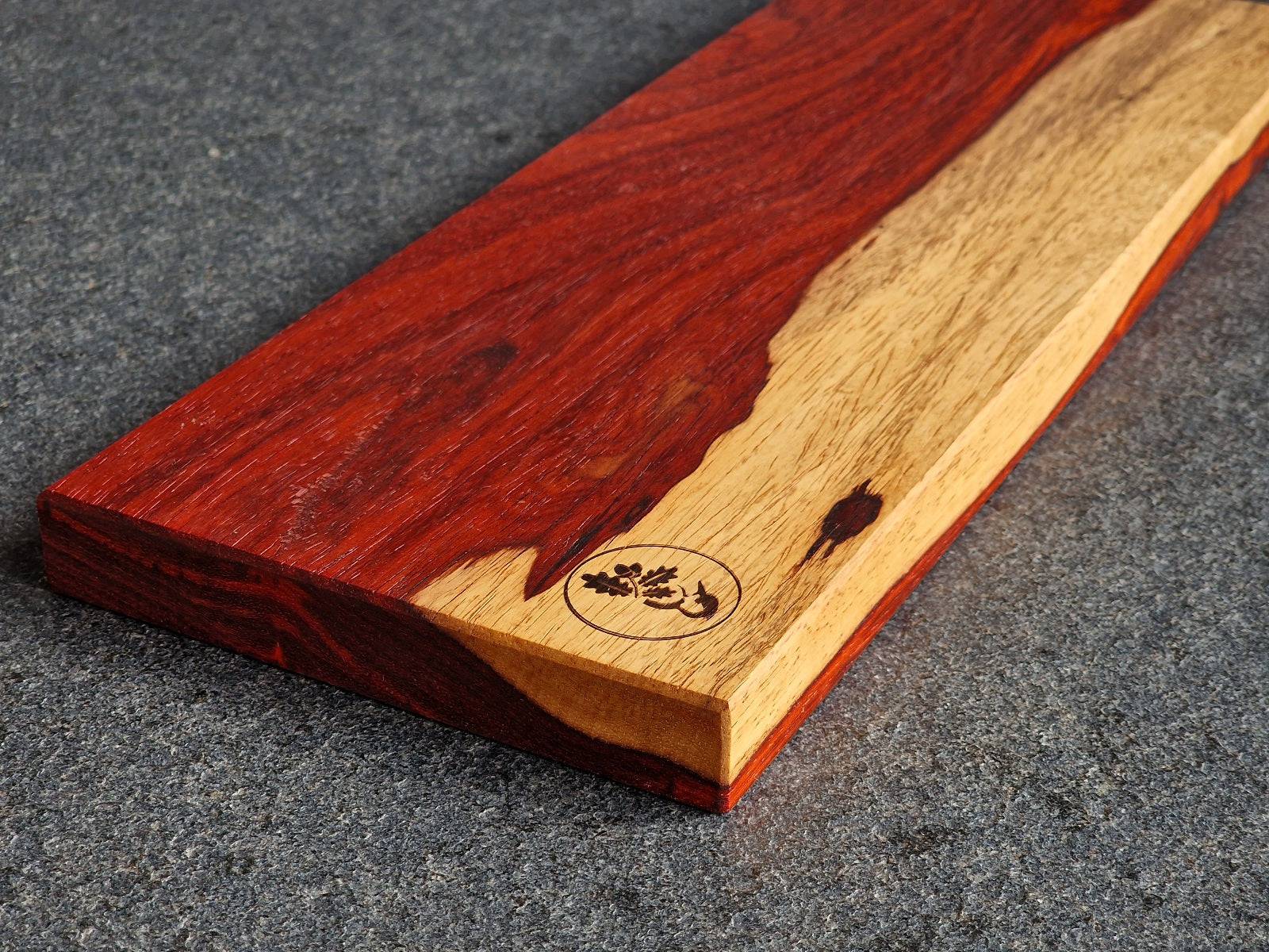 Leuchtend roter Padouk trifft auf hellen Splint. Wunderschöner Messerhalter für 6 Messer.