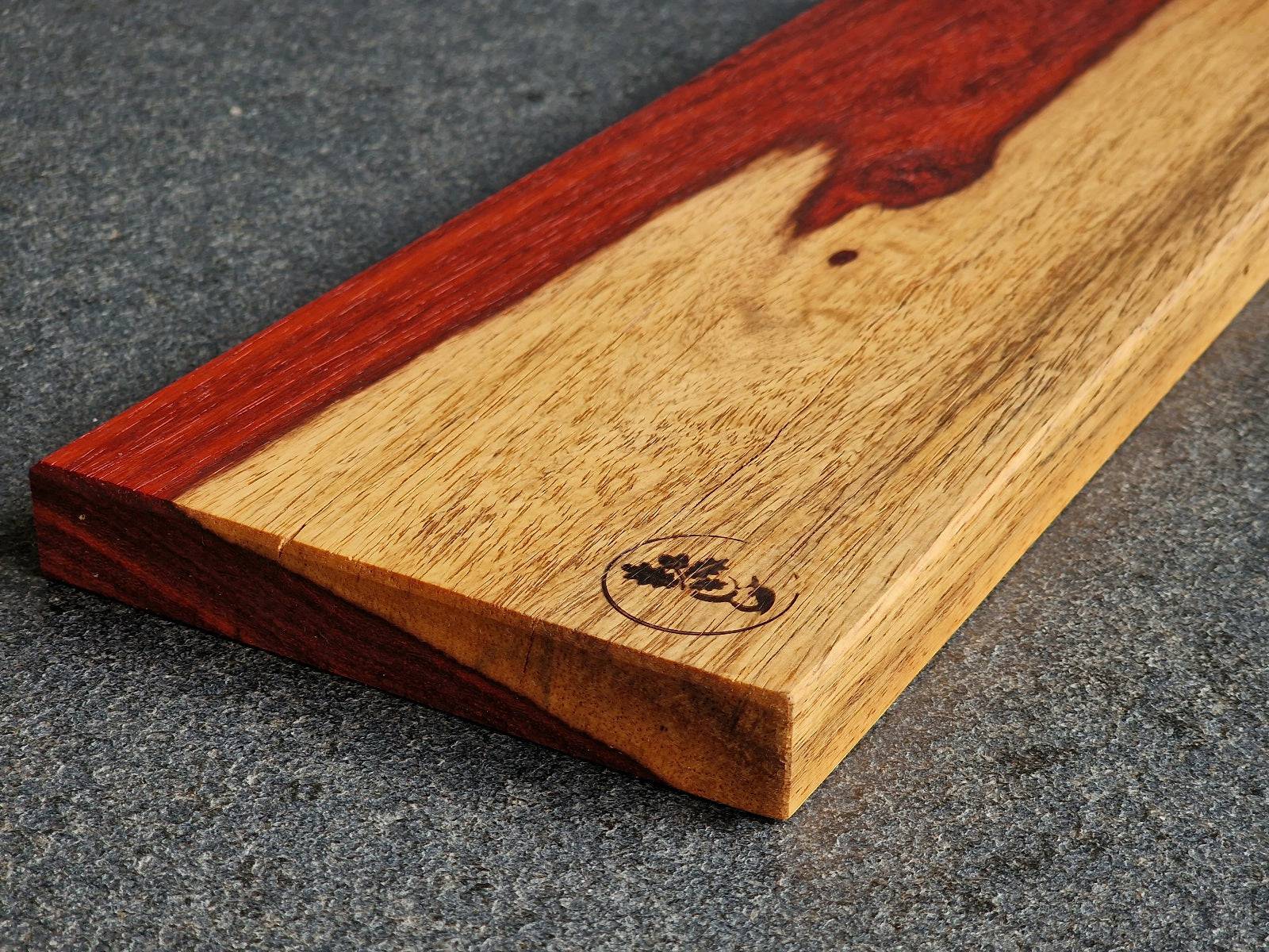 Detailansicht bei einer magnetischen Messerleiste aus leuchtendem Padouk mit hellem Splint.