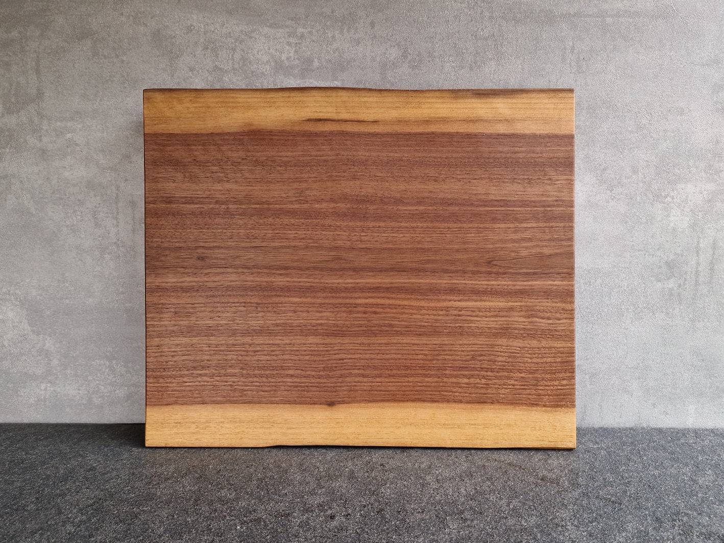 Rückseite massiver Vollholz Schneideblock aus Nussbaum mit 2 Baumkanten und sehr hellem Splint.