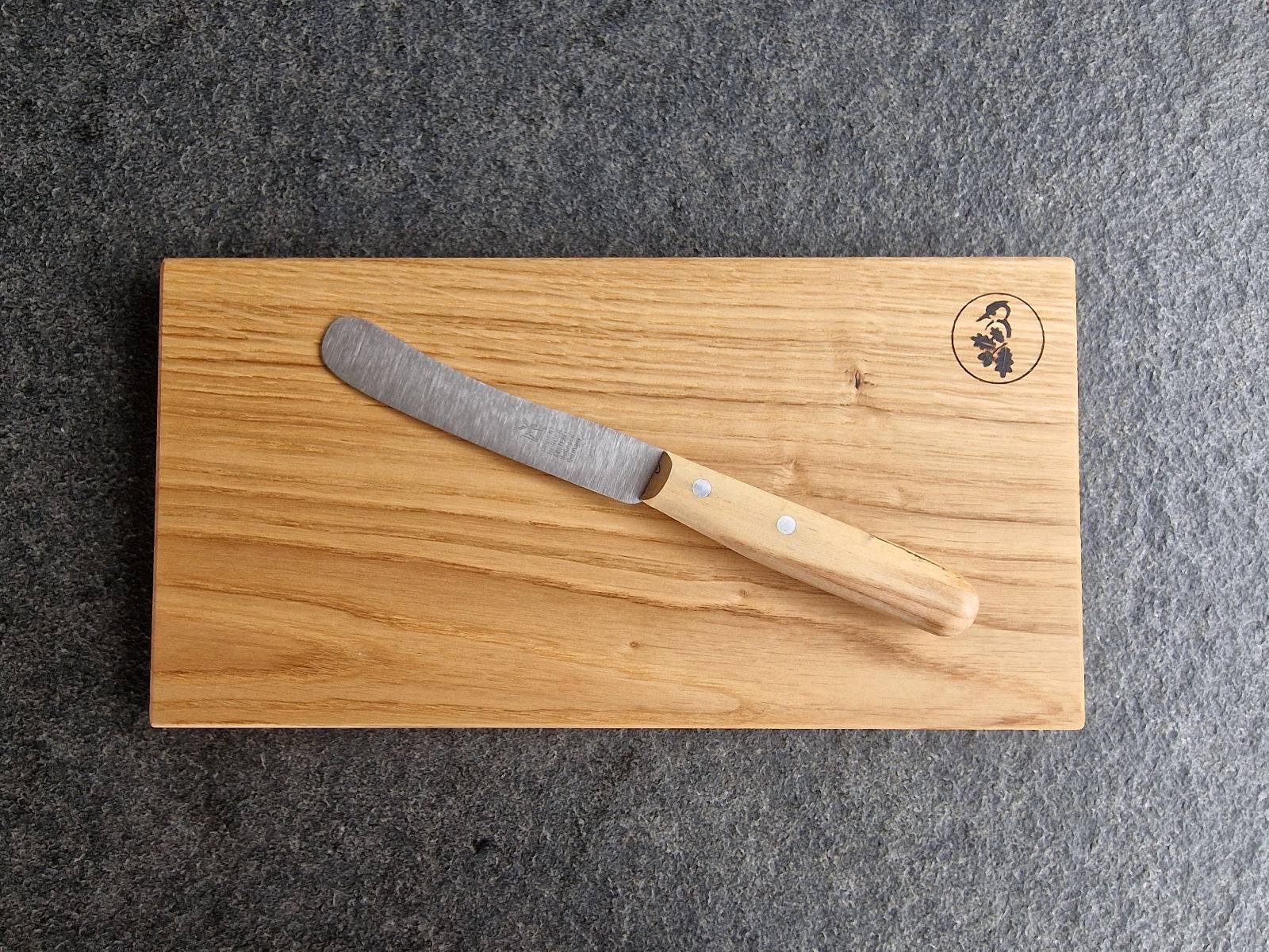 Windmühlenmesser Brotzeitmesser Buckels mit runder Spitze mit einem Griff aus Eisbuche, auf einem Eiche Holzbrett.
