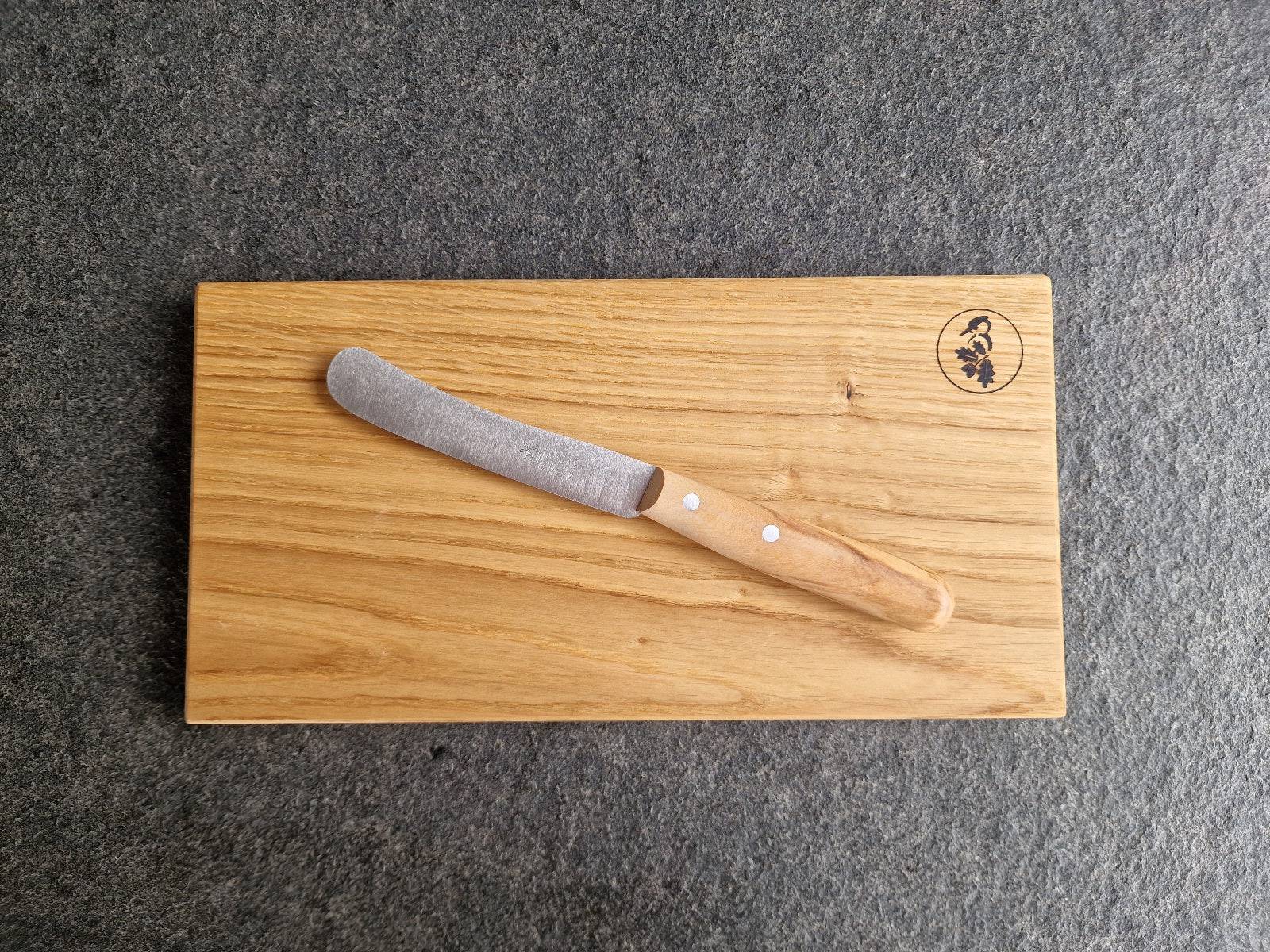 Vespermesser Buckels von Windmühlenmesser mit Griff aus Olivenholz, auf einem Eiche Brett.