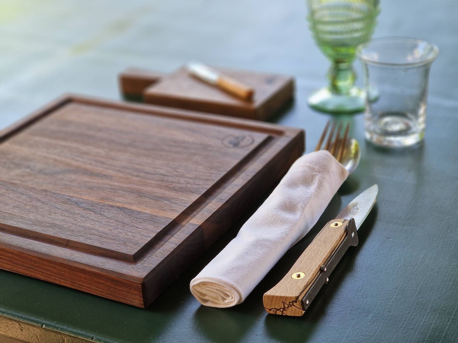 Steak Holzbrett mit Saftrille in massivem Nussbaum. Dekoriert mit einem Windmühlenmesser Lierenaar Steakmesser.