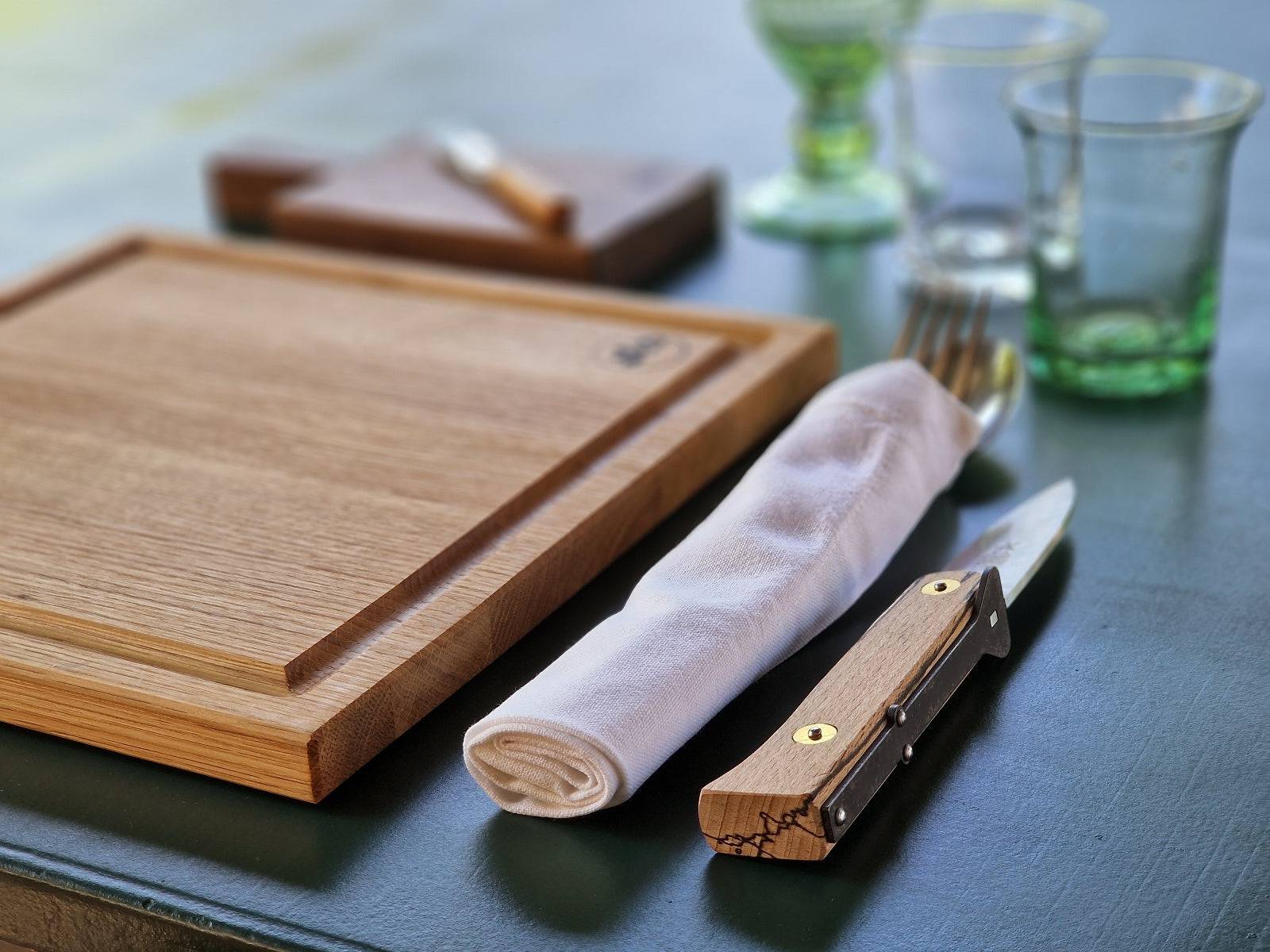 Schneidebrett mit Saftrille aus Eiche. Dekoriert mit einem Steakmesser Lierenaar von Windmühlenmesser.