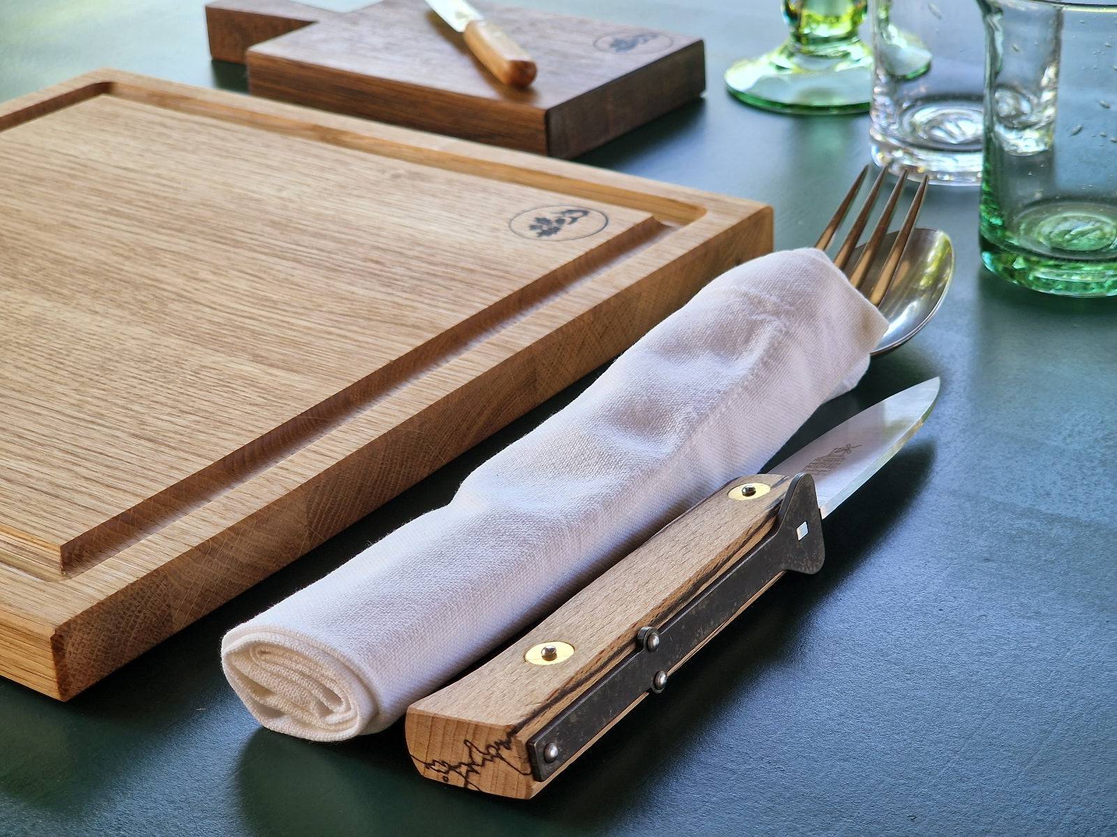 Grill Holzteller mit Saftrille und einem Steakmesser von Windmühlenmesser und Gläser von Elias Glashütte Lauscha.