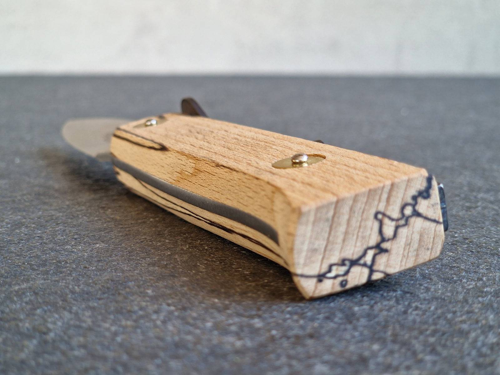 Nahaufnahme des kantigen Eisbuche Griffes von einem Steakmesser Lierenaar.