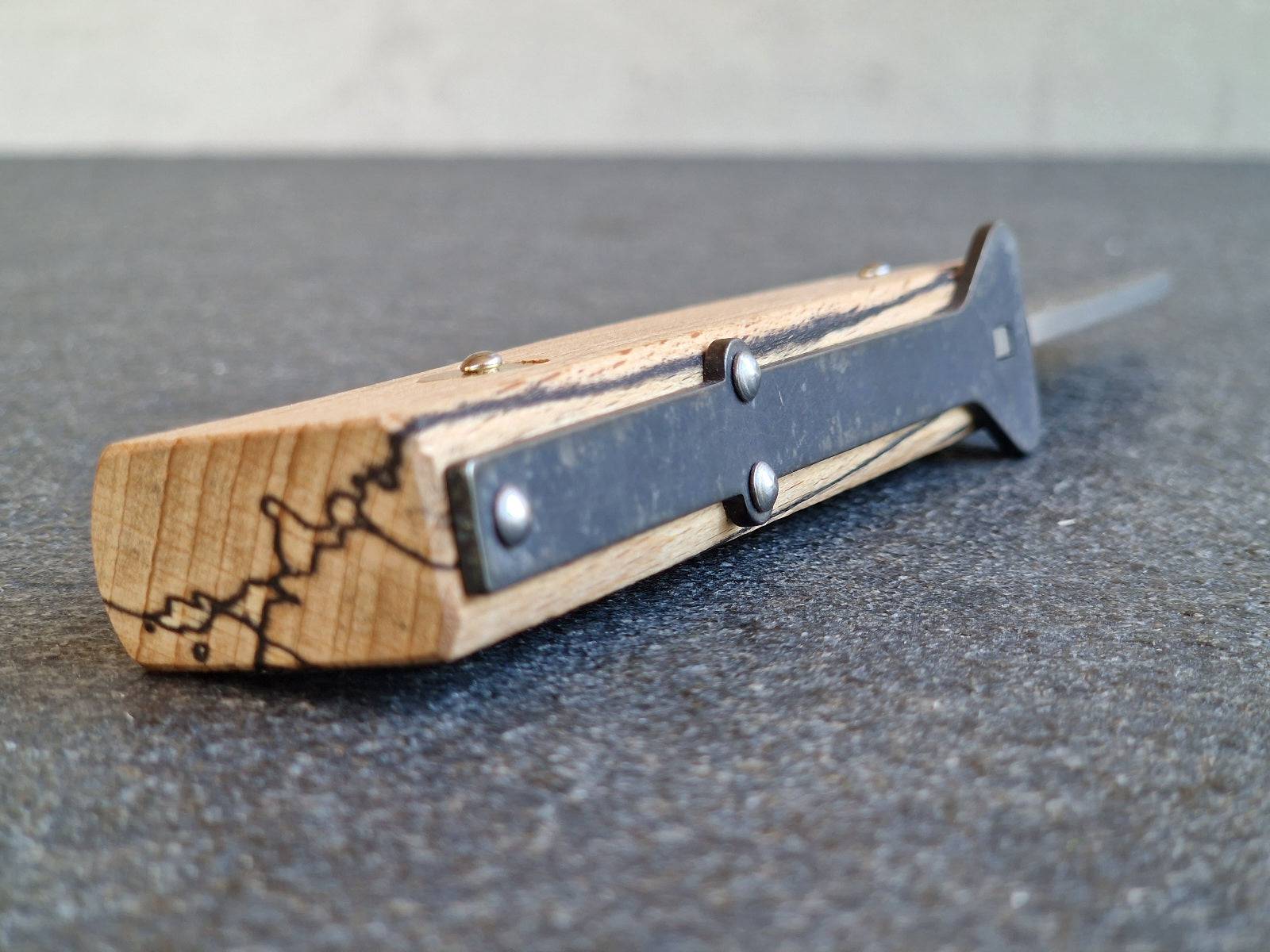 Carbonstahlfeder am Rücken in Nahaufnahme