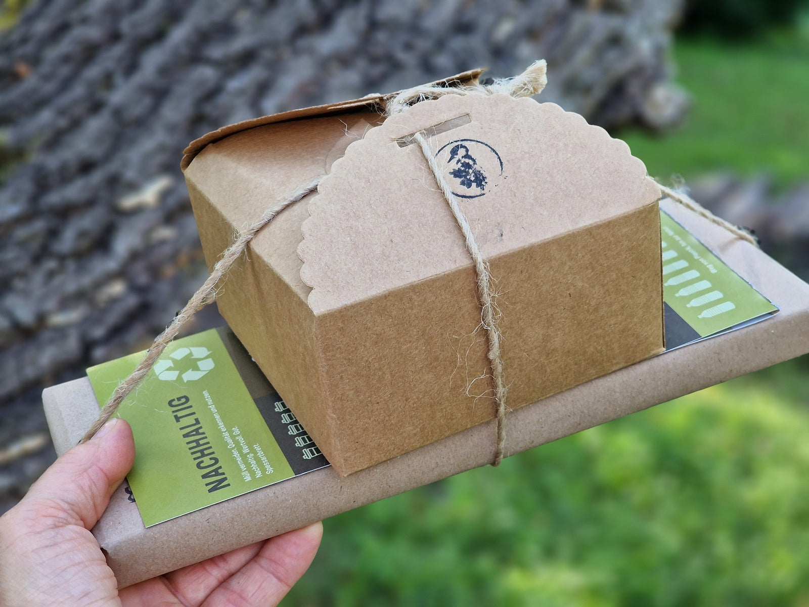 Nachhaltige Geschenkbox. Inhalt: Holztablett mit Espressotasse und Wasserglas
