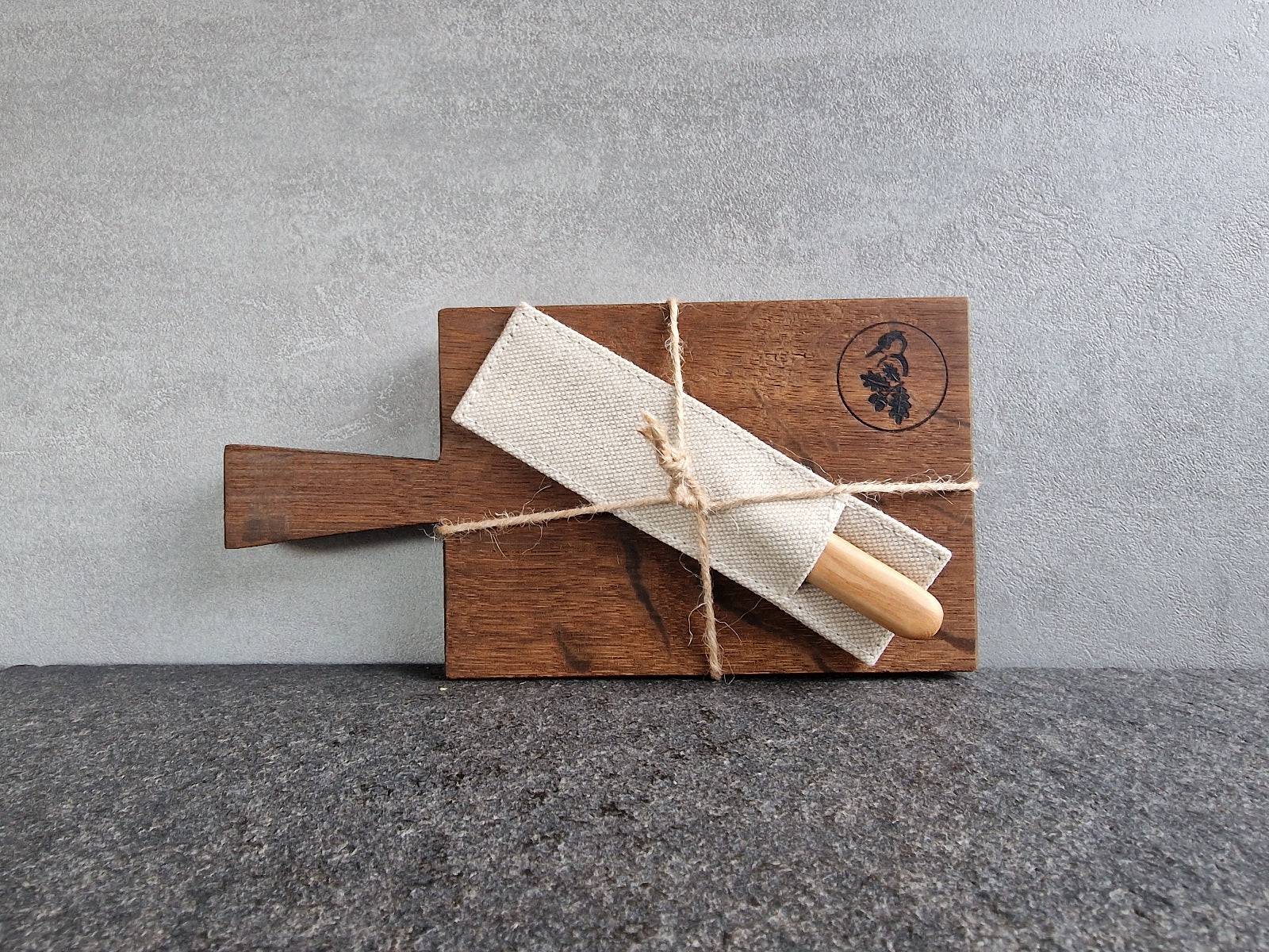 Amuse Gueule Set: Mini Nussbaum Stielbrett mit Butter Buckels mit Rotbuche-Griff im Leinen-Etui.