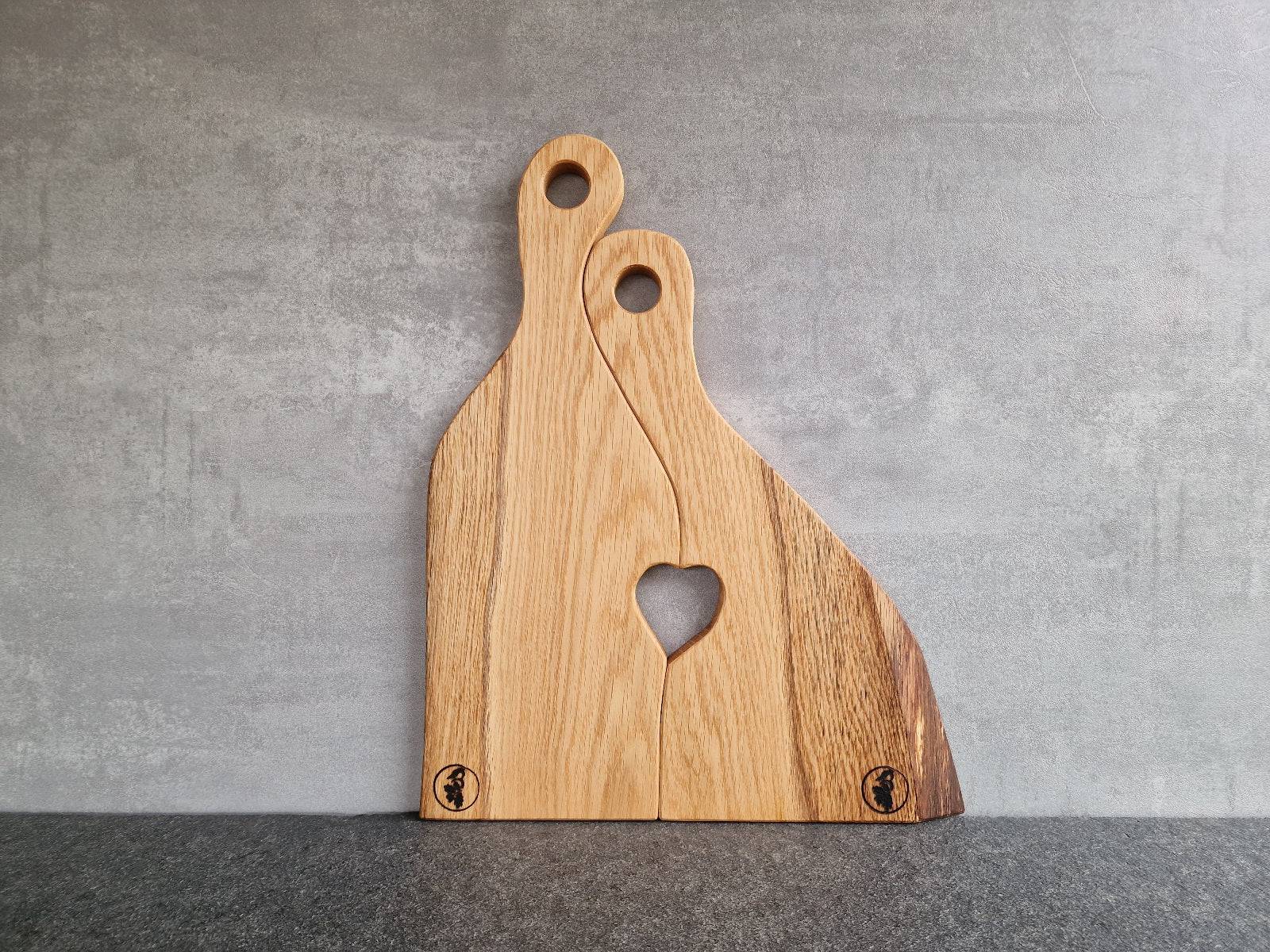 Partnerbrett, Hochzeitsbrett aus einem Stück Eiche an einer Betonwand.