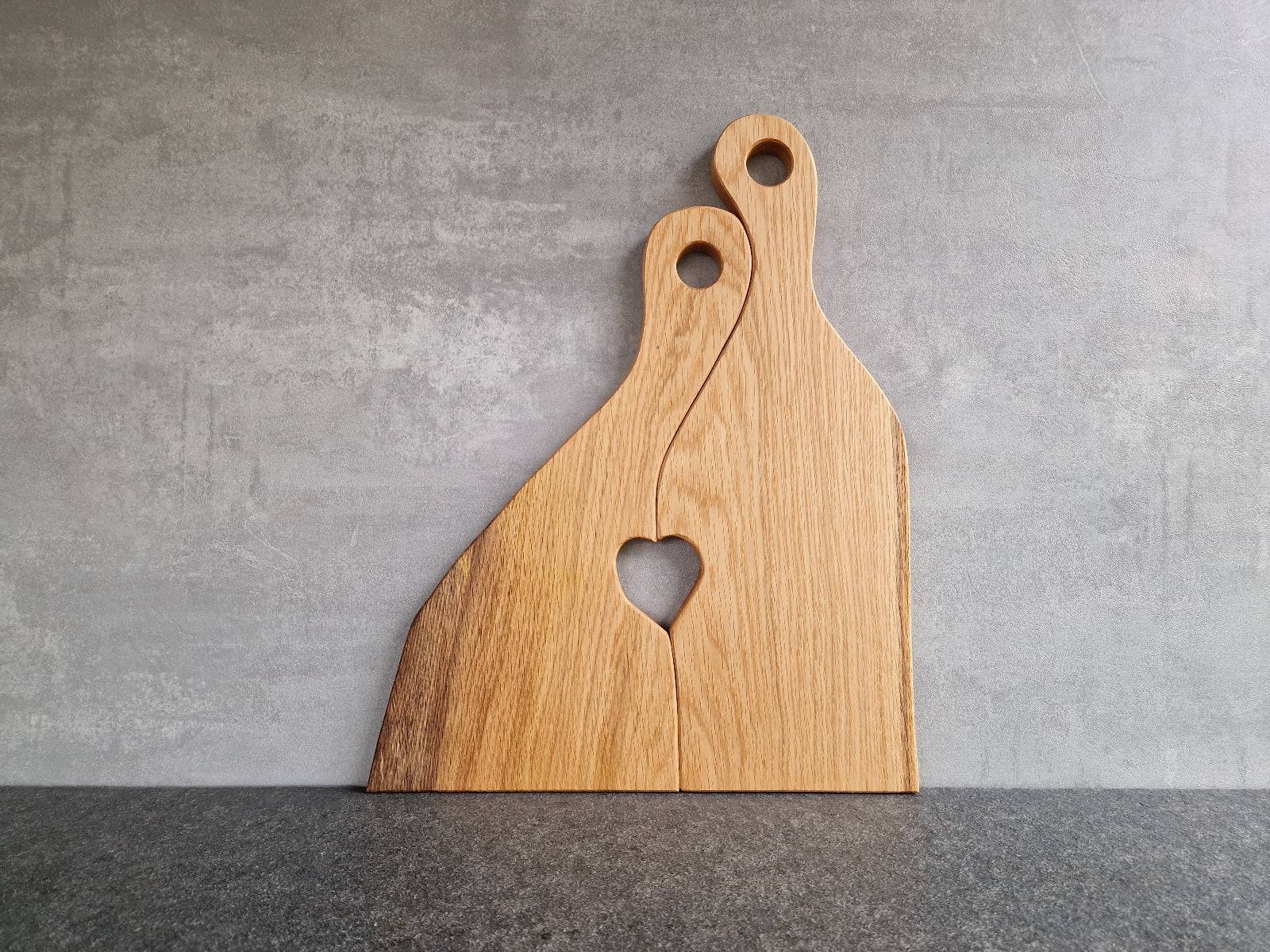 Rückseite von einemPartnerbrett, Hochzeitsbrett aus einem Stück Eiche an einer Betonwand.