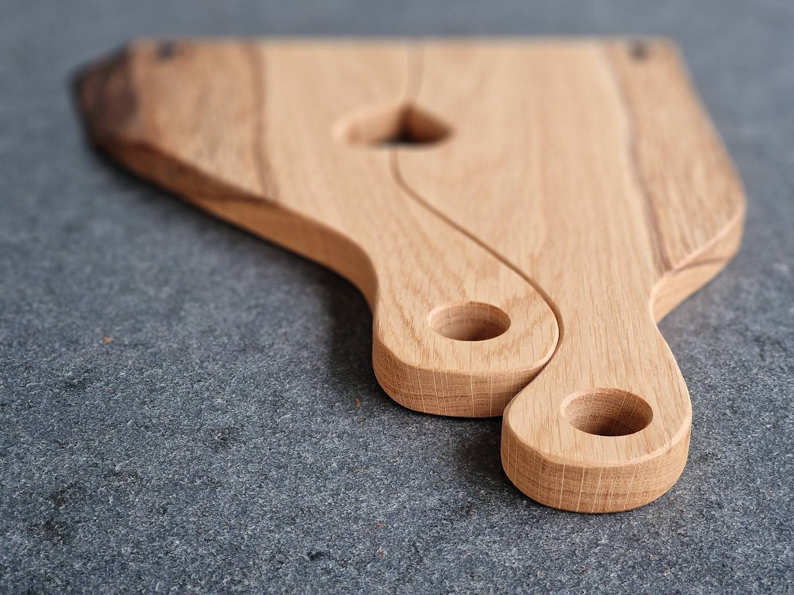 Partnerbretter mit einem ausgefrästen Herz in der Mitte mit Baumkante