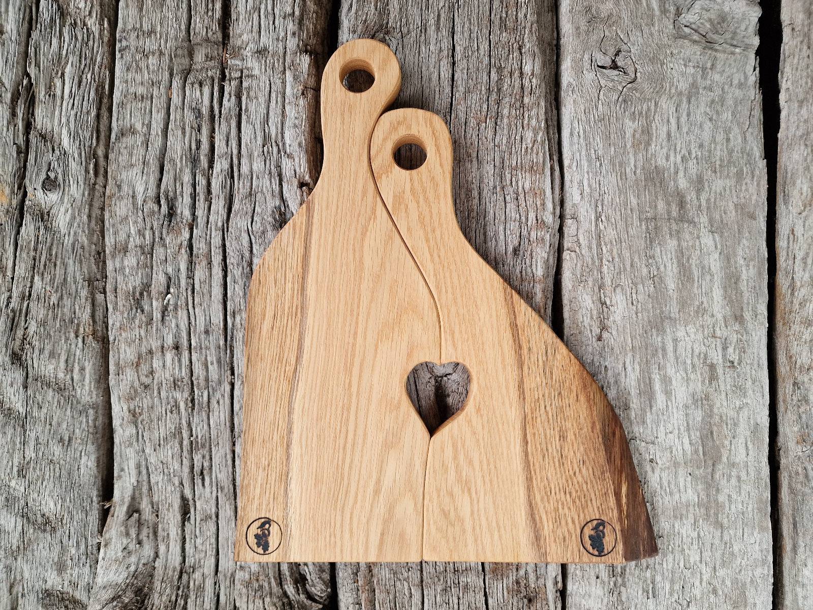 Hochzeitsbretter aus einem Stück mit einem ausgefrästen Herz in der Mitte aus massiver Eiche.