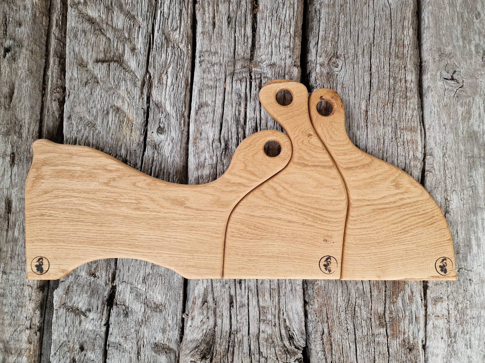 Hund und Geschwister Bretter aus einem Stück Eiche. Mit Griff. Insgesamt 70 cm breit.