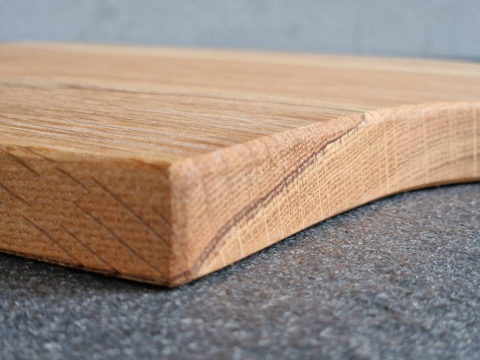 Kantenfräsung im Detail beim Servierbrett aus Eiche Vollholz.