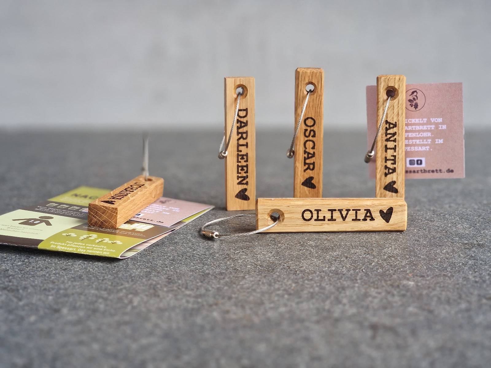Verschiedene Holz Schlüsselanhänger aus Eiche. Hergestellt und personalisiert in Deutschland.