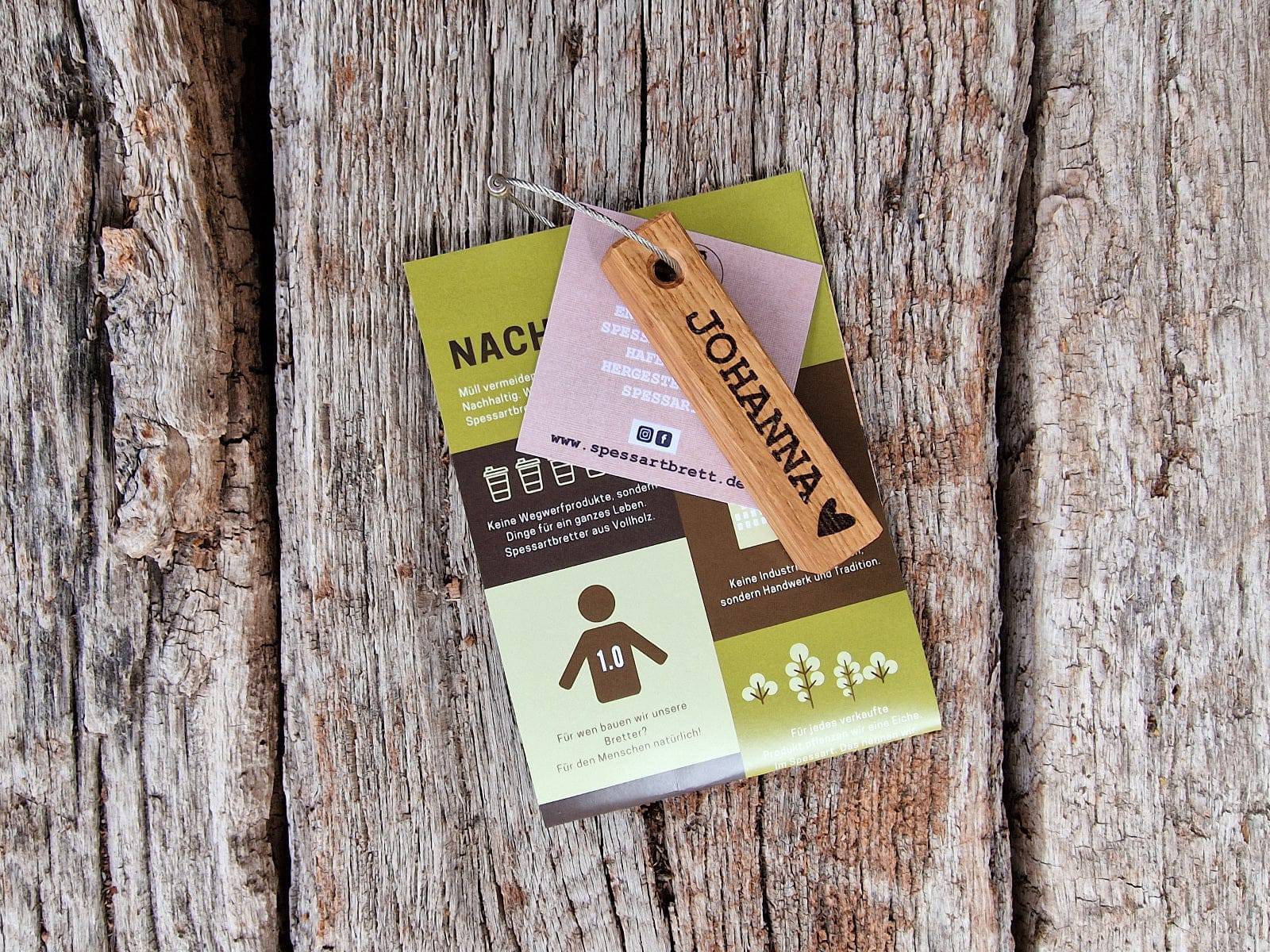 Holzschlüsselanhänger mit Drahtseil. Verpackt mit Flyer und Kärtchen, handgemacht, auf alten Eichenbalken.