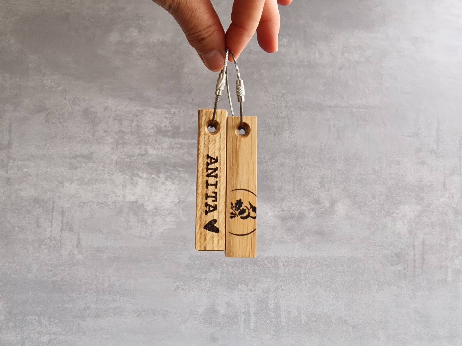 Vorder- und Rückseite eines Holz Schlüsselanhänger mit Wunsch Lasergravur.