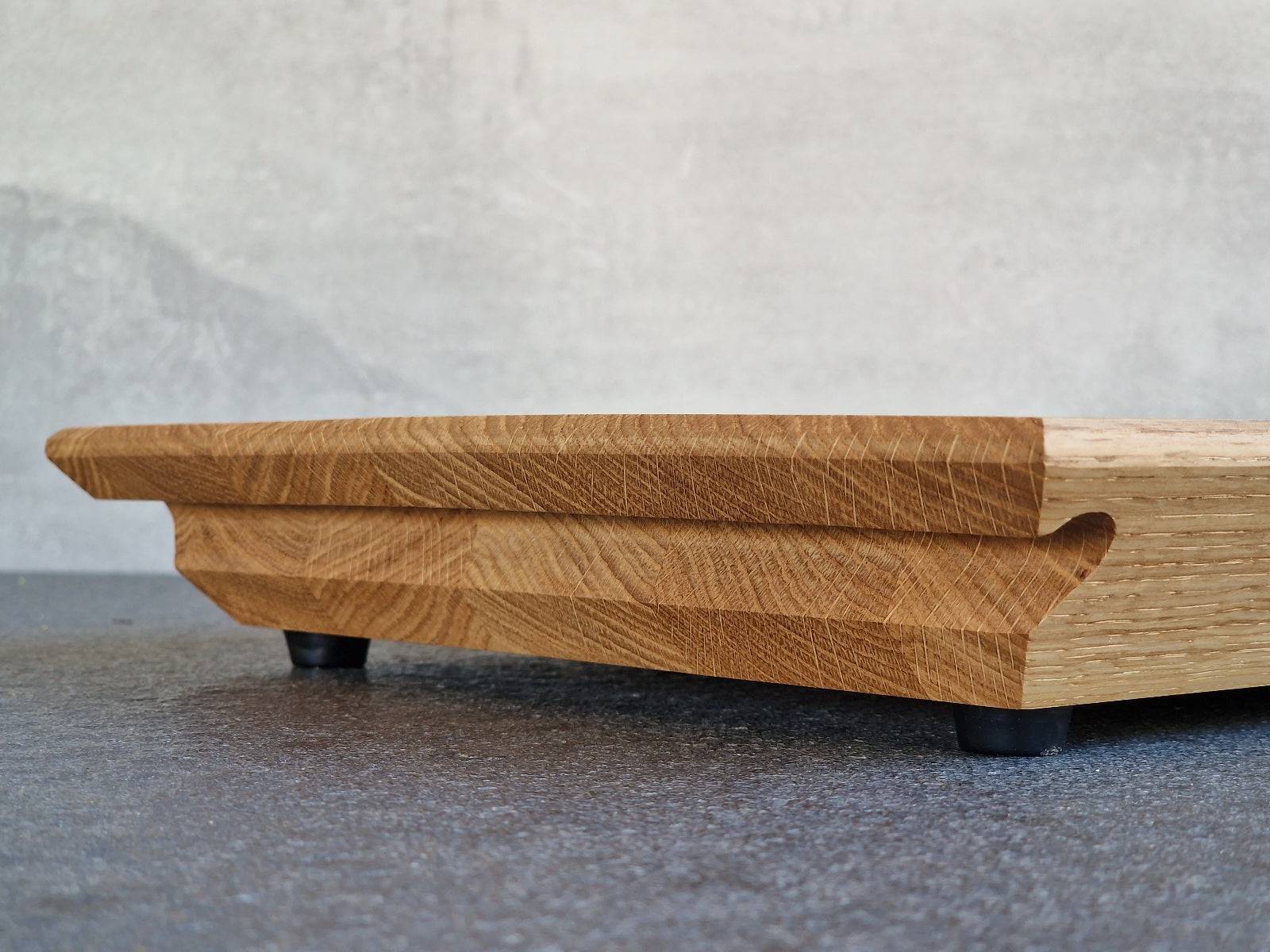 Griffmulde im Detail bei einem Eiche Gleitbrett mit schrägen Kanten für Kennwood.