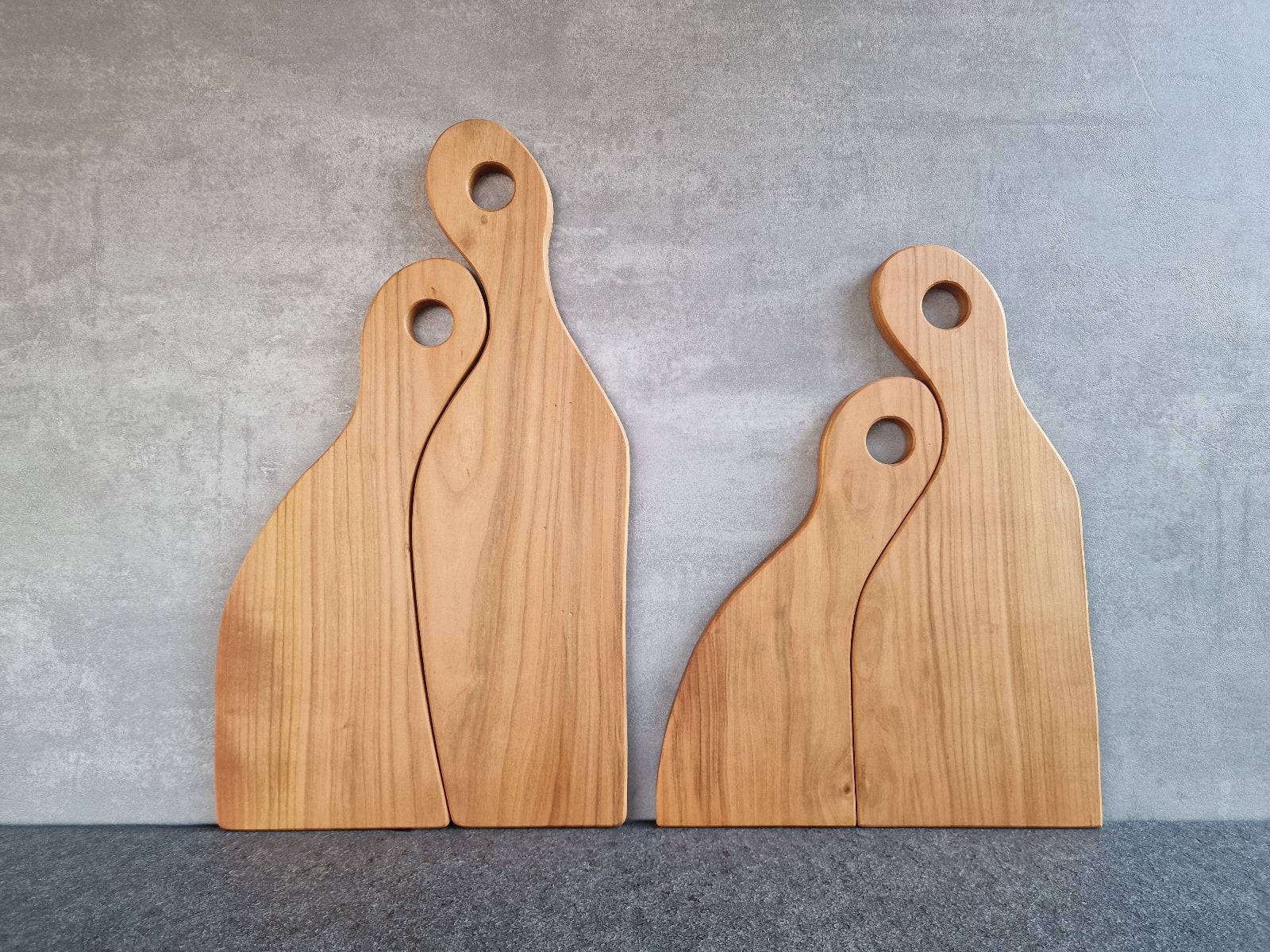 Rückseite Paar Brett und Geschwisterbrett aus massiver Kirsche mit Loch im Stielgriff. Aus einem Stück in Deutschland hergestellt.