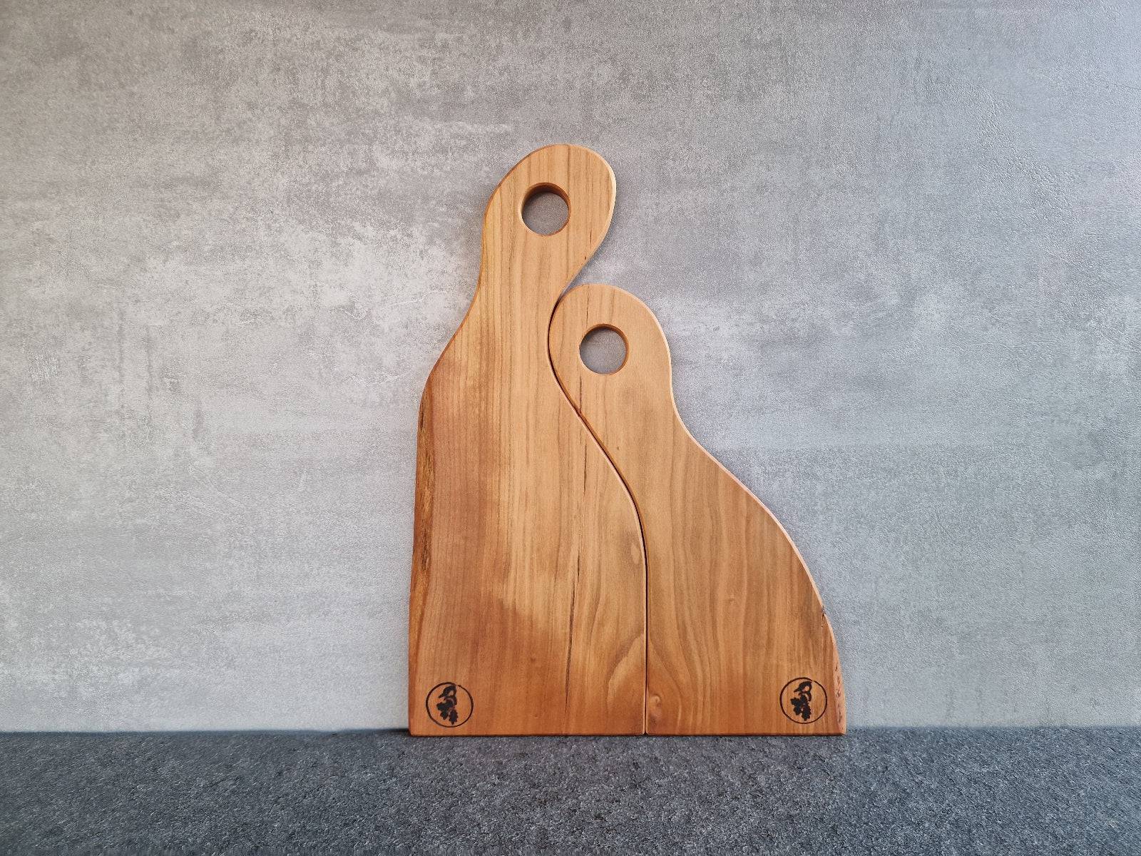 Geschwister Bretter, 2-teilig, 2 Servierbretter aus einem Stück Kirschbaum.