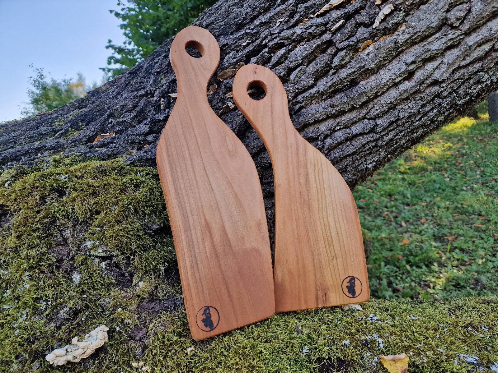 2 Unikate Servierbretter aus Kirschbaum mit Baumkante. Hochzeitsbretter auf einer alten Eiche.