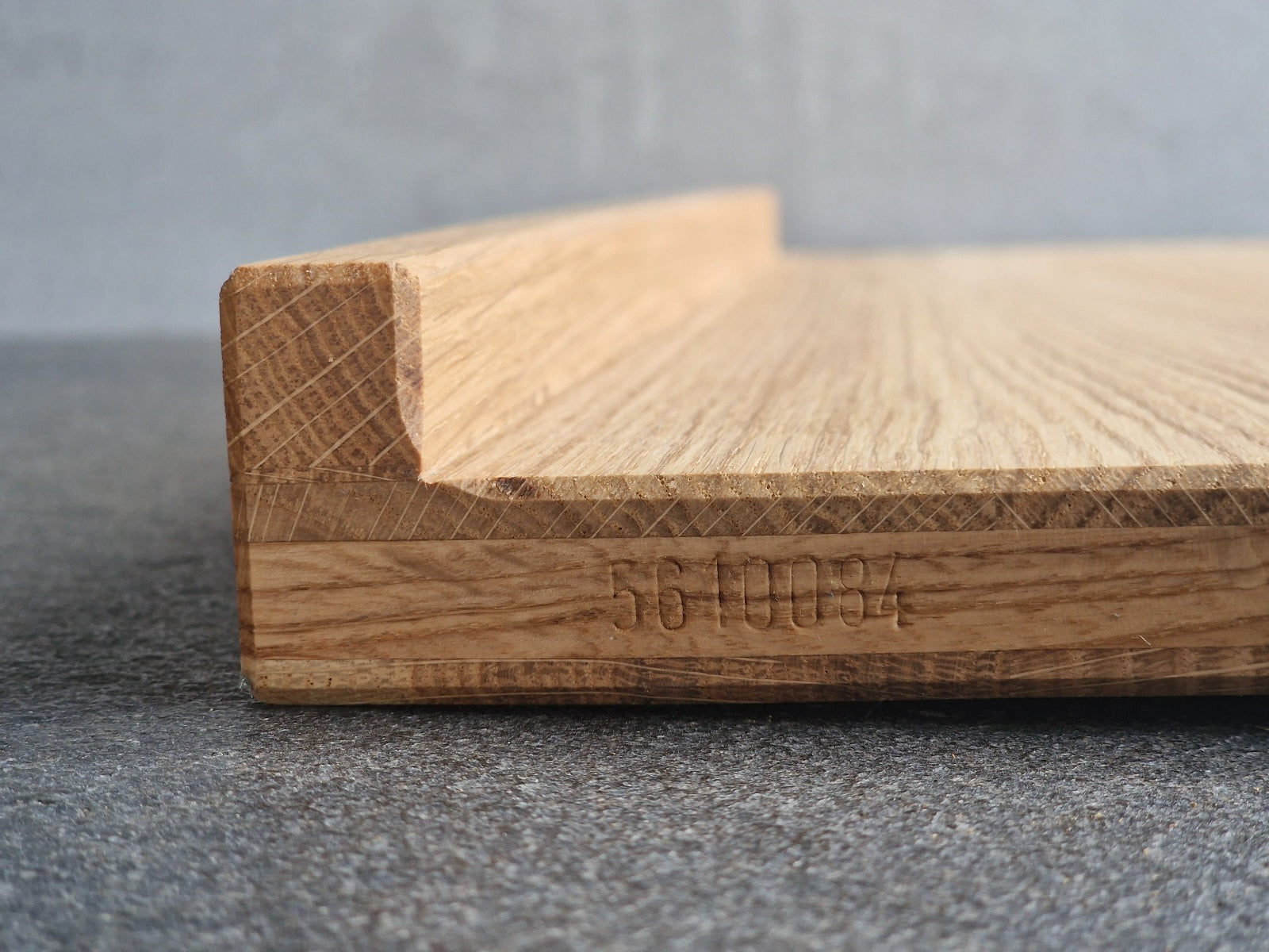 Mit Schlagzahlen per Hand eingeschlagene Seriennummer von einem Spessartbrett Backbrett.