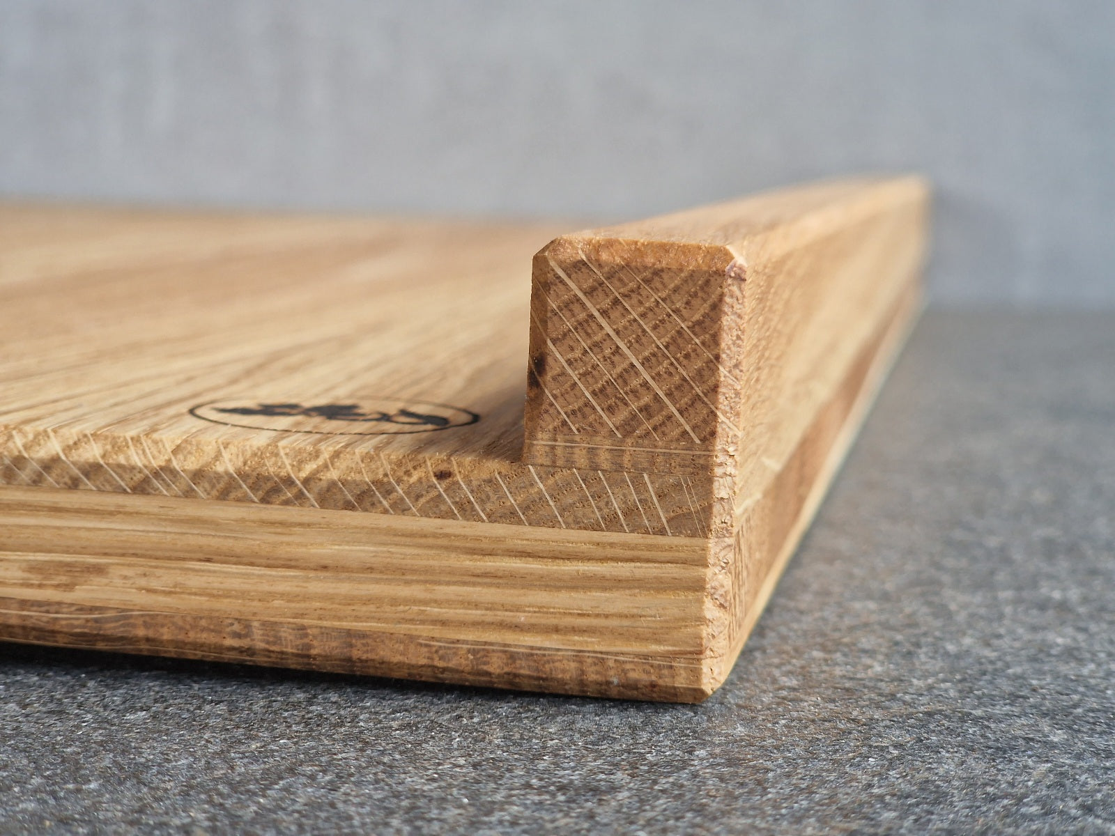Anschlag und eingeschlagene Seriennummer eines Backbrett aus 3-Schicht-Eiche.