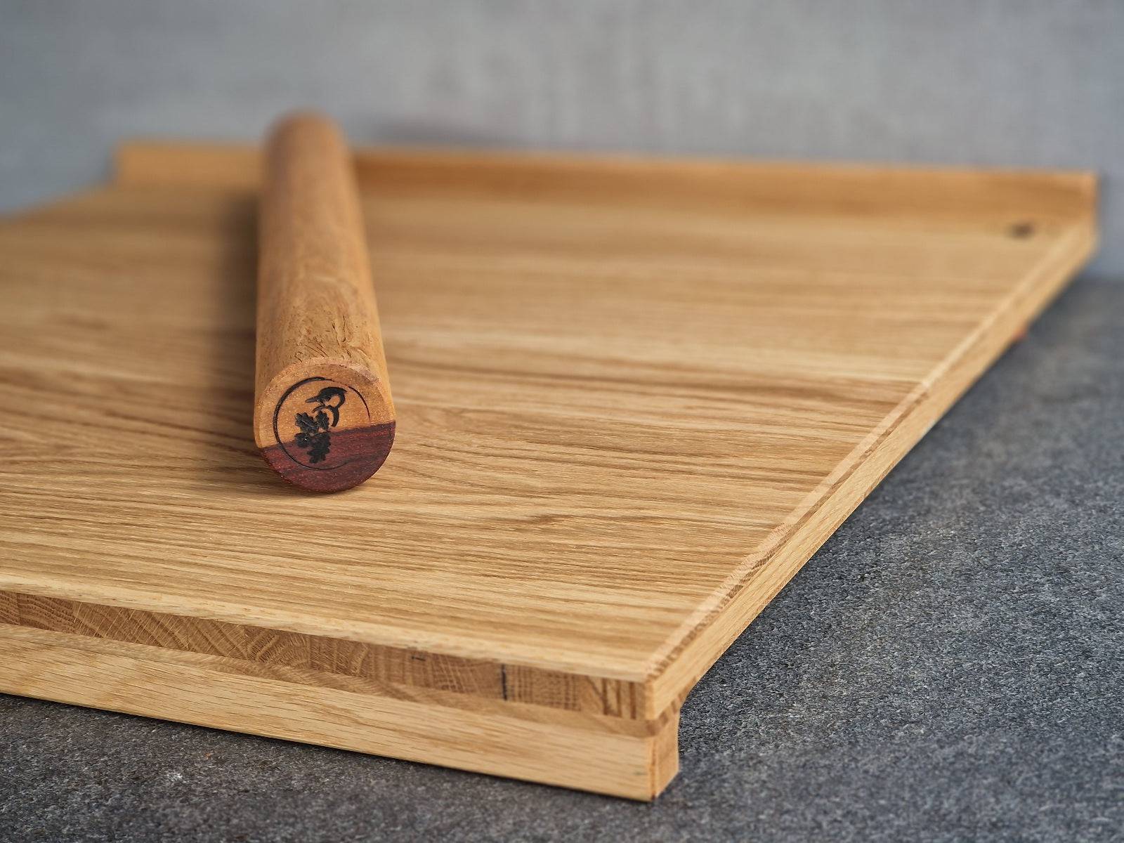 Seitenansicht eines leichtes Backbrettes aus Eiche mit 2 Anschlägen.