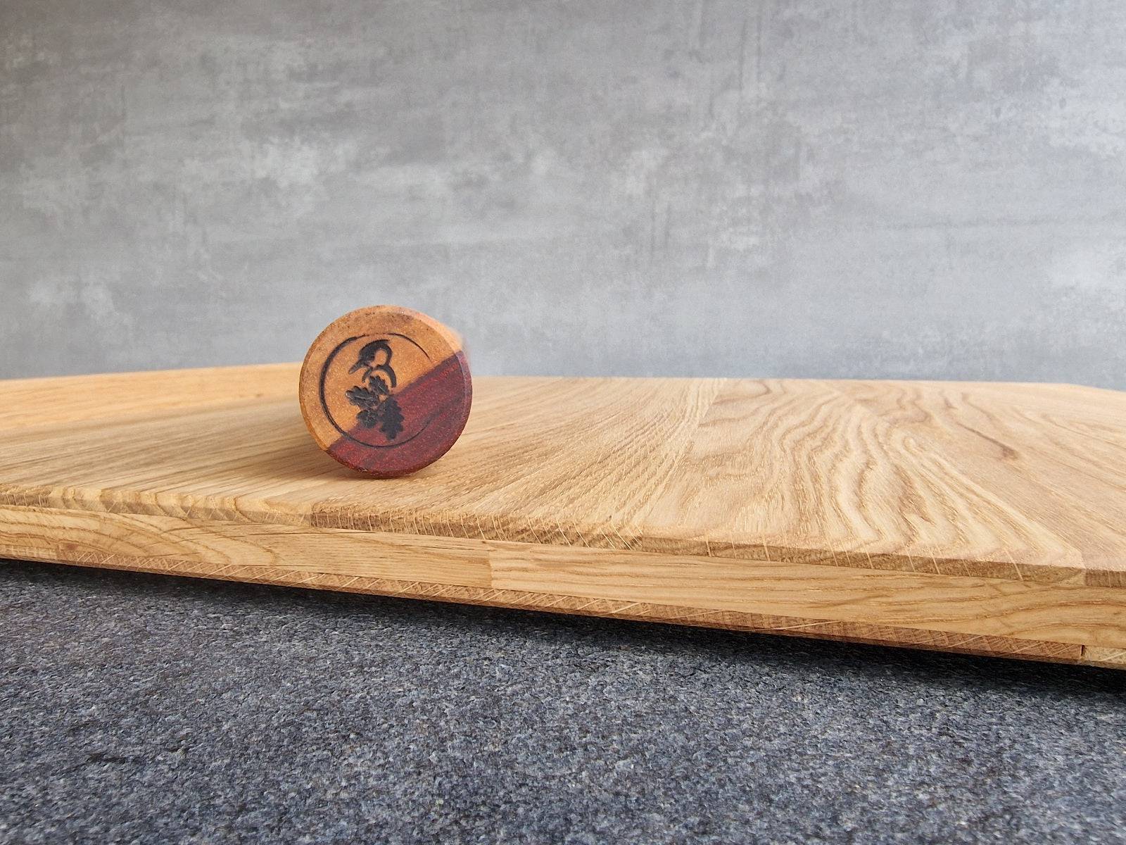 Detailansicht eines schlanken Backbrettes mit 2 Anschlägen aus 3-Schicht-Eiche und einer Teigrolle aus Amaranth.