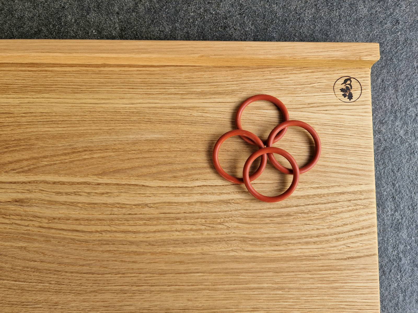 4 Silikonringe zum rutschfesten Unterlegen für ein Teigbrett.