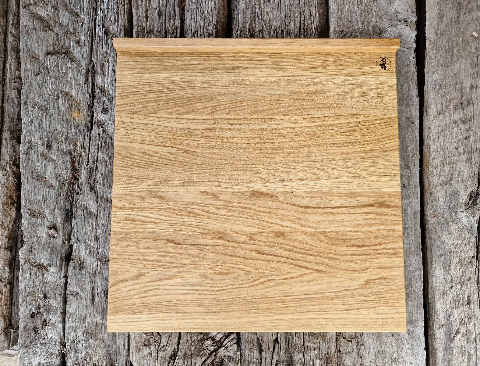 Leichtes Backbrett aus Drei-Schicht-Eiche mit 2 Anschlagen, 55 cm breit, auf alten Eichenbalken.