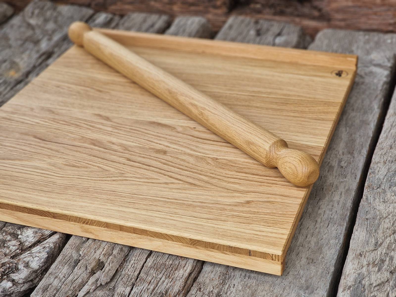 55 cm breites Backbrett aus 3-Schicht-Eiche mit einem langen Nadelholz auf alten Eichenbalken.