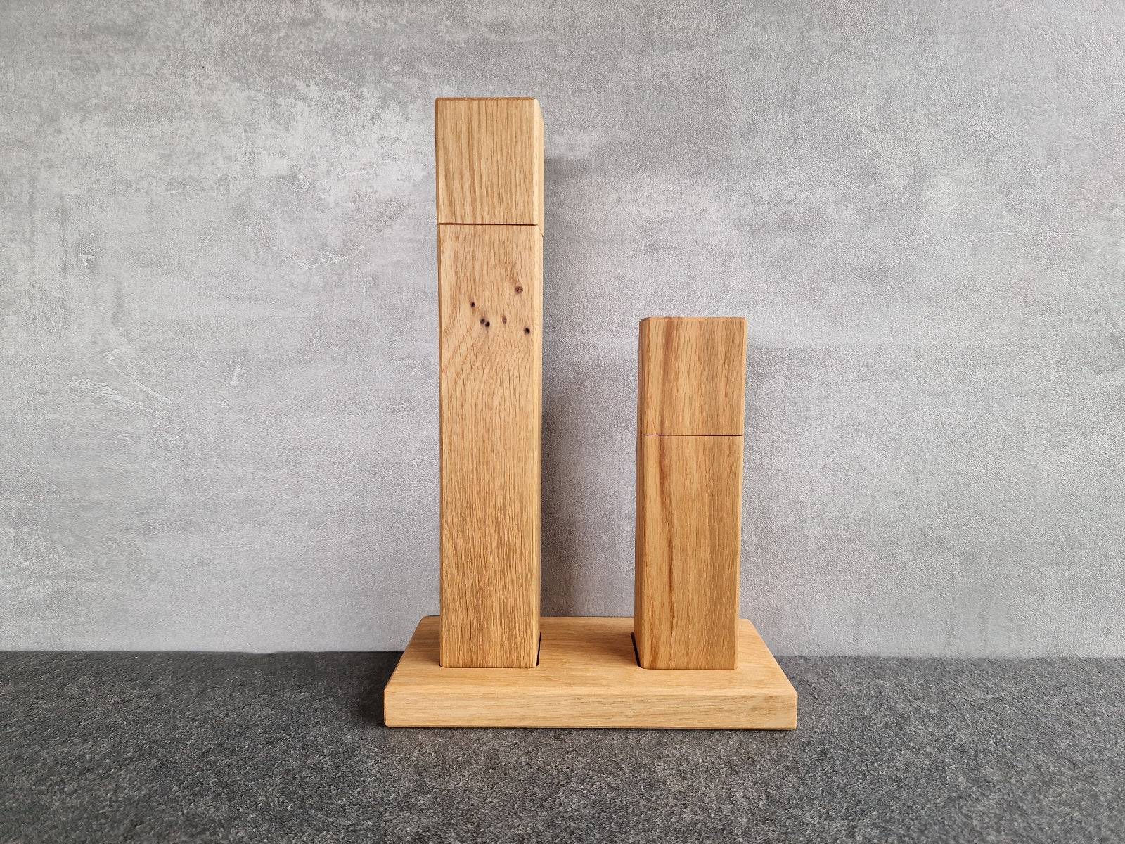 Eiche Pfeffermühle mit Baumkante und Eiche Salzmühle mit Splint auf einem Untersetzer aus Eiche.