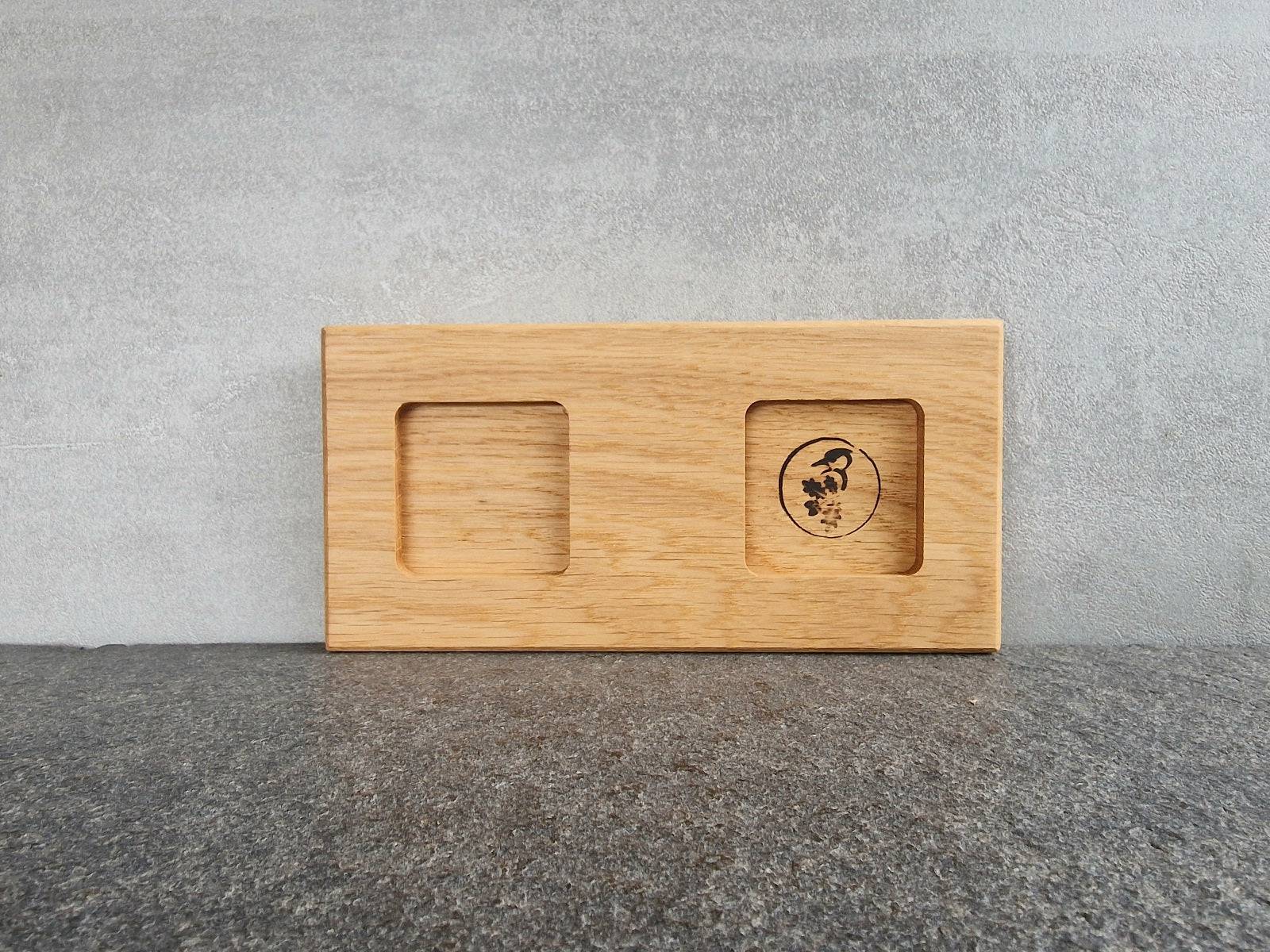 Holz Untersetzer aus Eiche mit 2 Mulden für zwei Mühlen