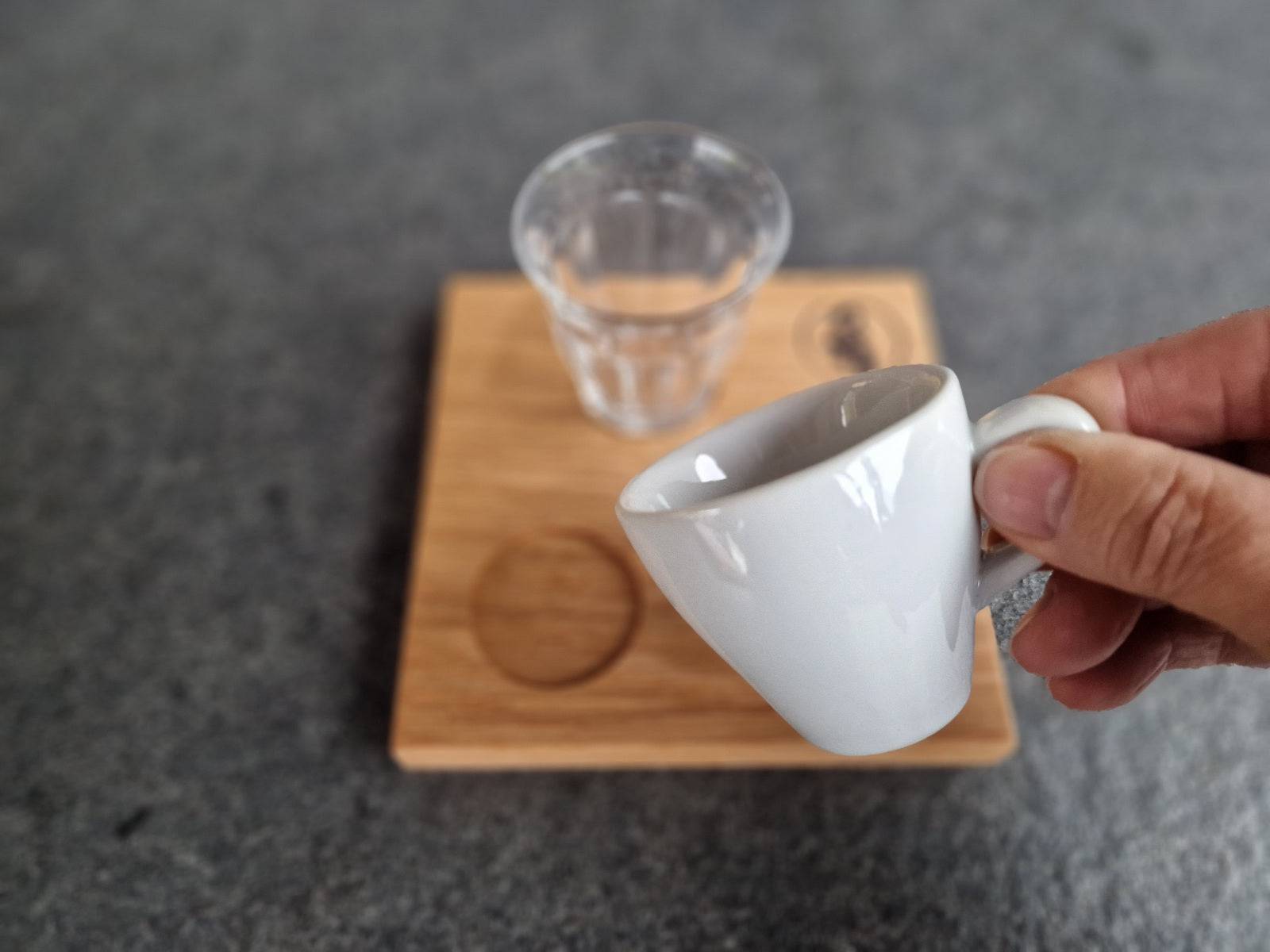 3-teiliges Espresso-Holz-Tablett aus Eiche massiv. Mit einem Duralex-Glas und einer weißen Espressotasse.