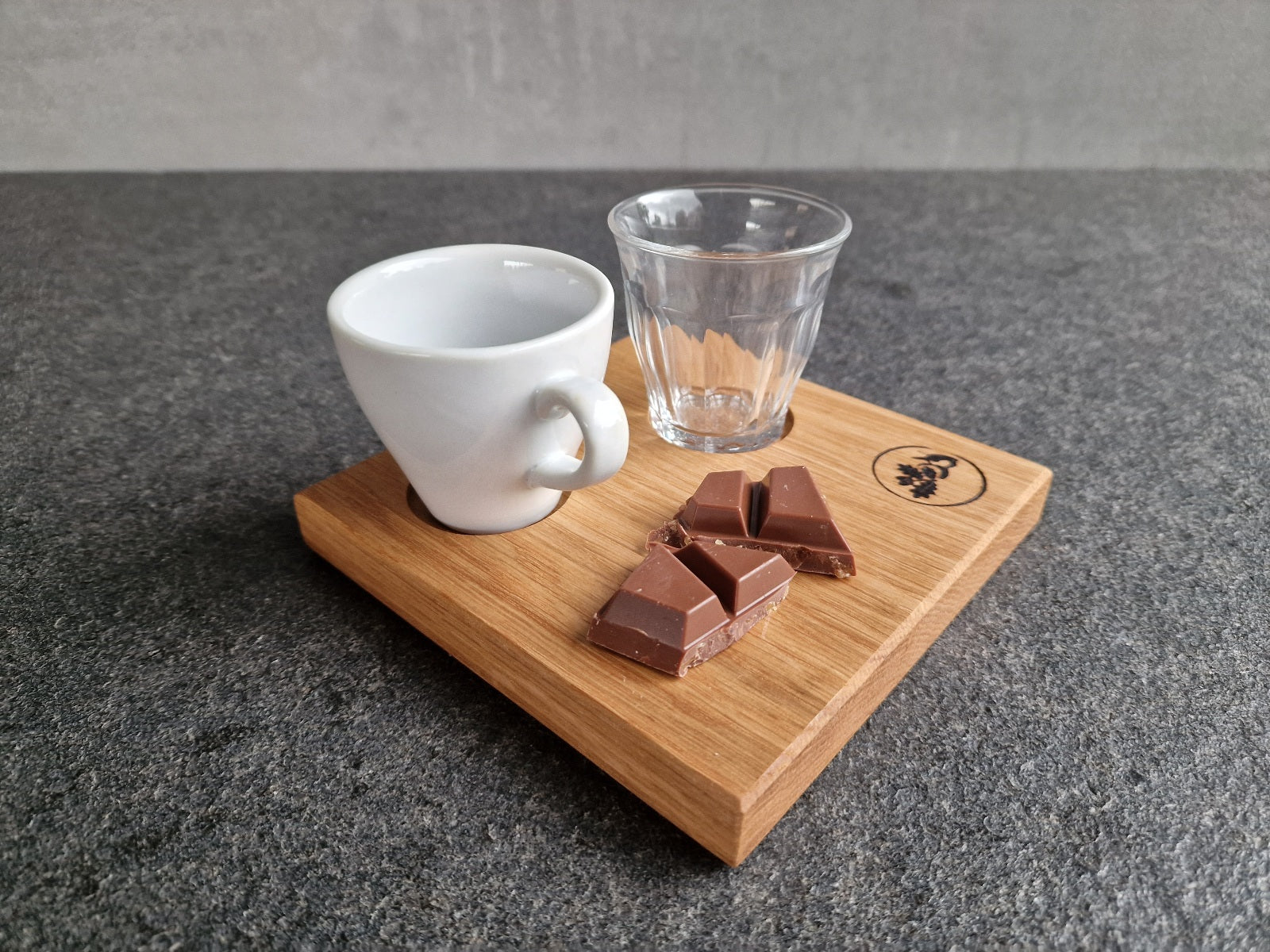 Holz-Tablett aus Eiche mit einer Espressotasse und einem Duralex Wasserglas. Dekoriert mit Schokolade.