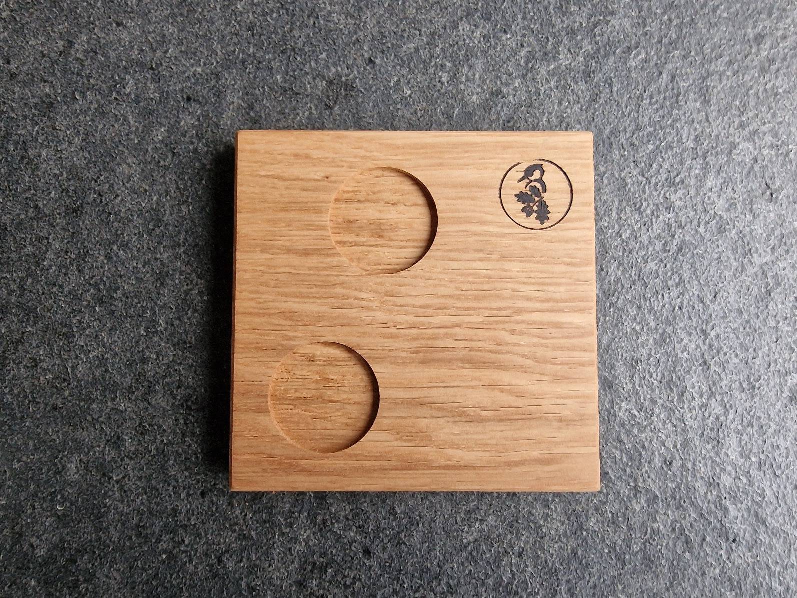 Eichenholz-tablett mit Mulde für Espresso und Wasserglas