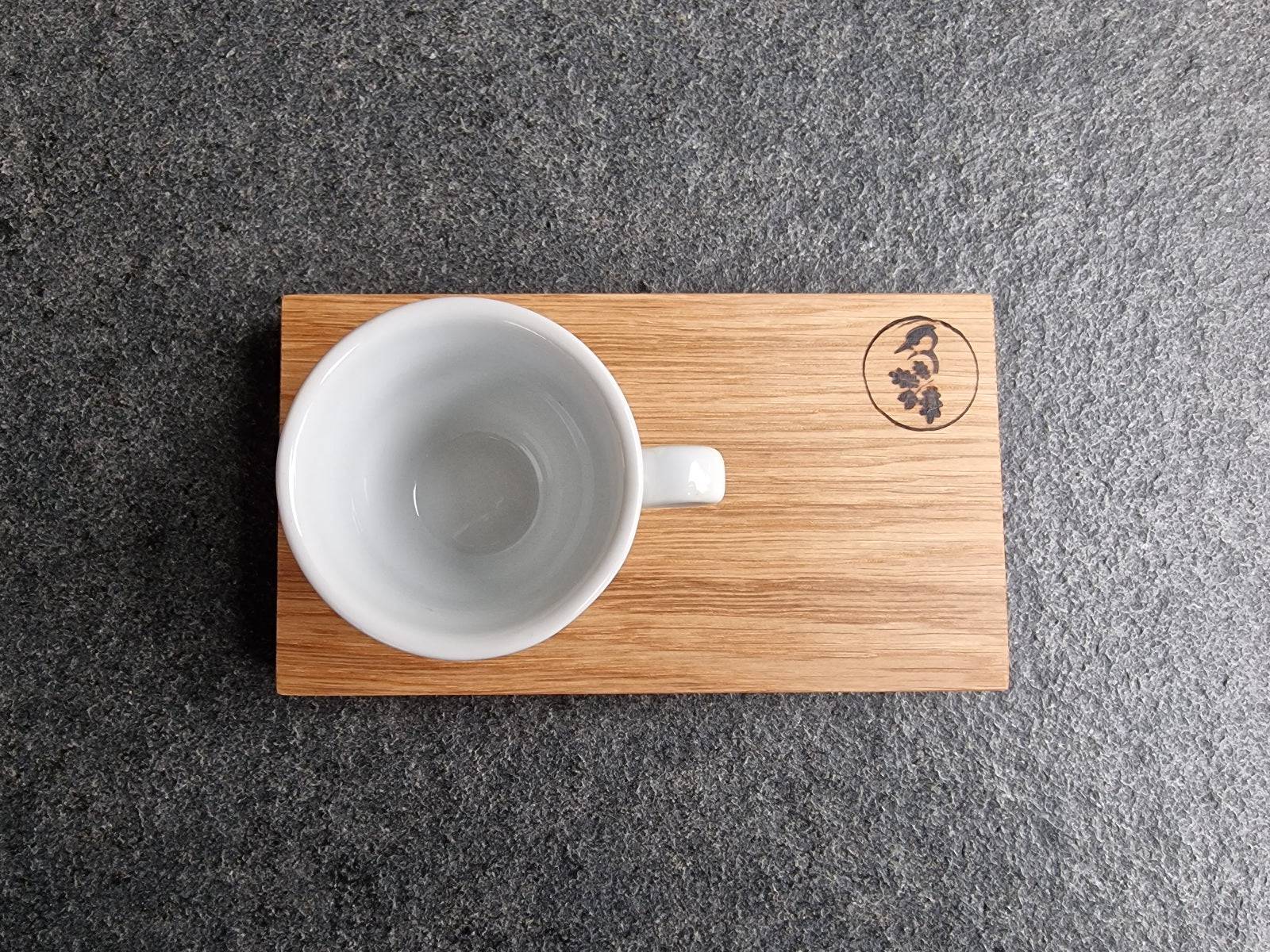 Eiche Espressotablett mit einer dickwandigen Espressotasse in weiß.