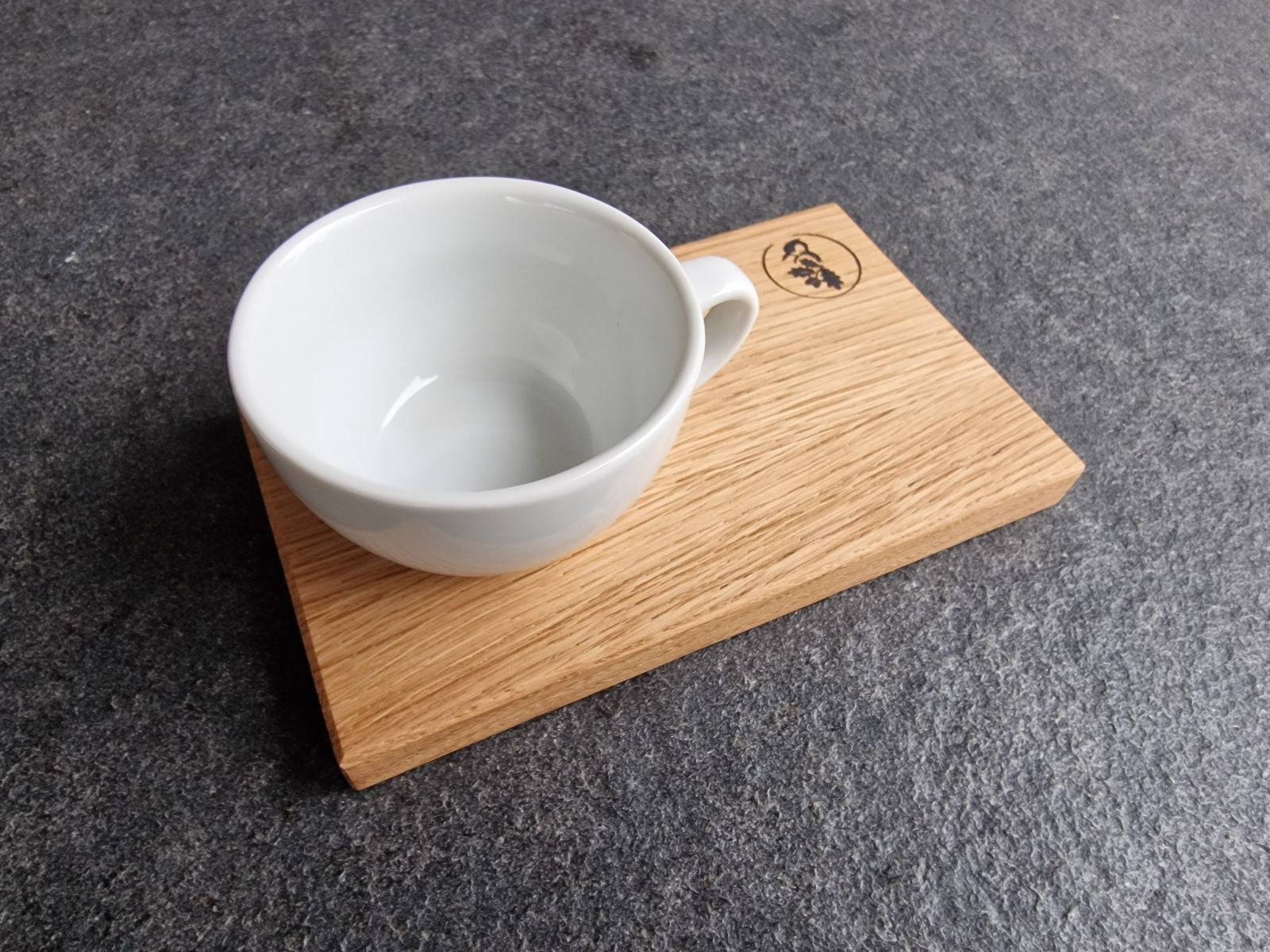 weiße dickwandige Cappuccinotasse auf einem Eiche Holztablett mit Mulde.