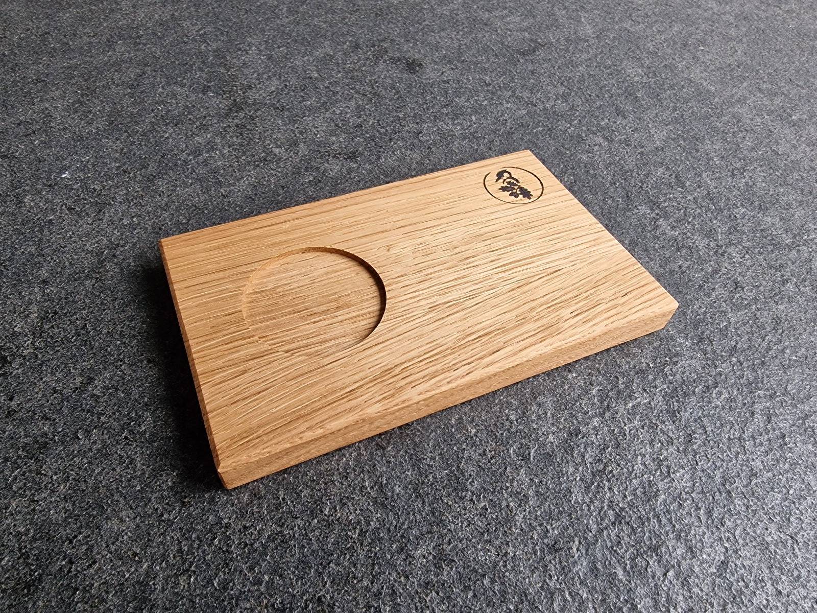 Holztablett aus massiver Eiche mit Mulde für Tasse.