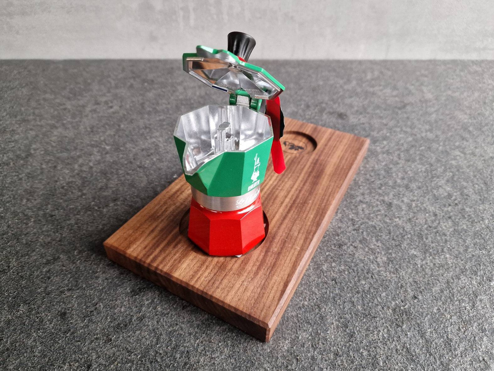 Bialetti Espressokocher für eine Tasse Espresso auf einem Nussbaum Tablett.