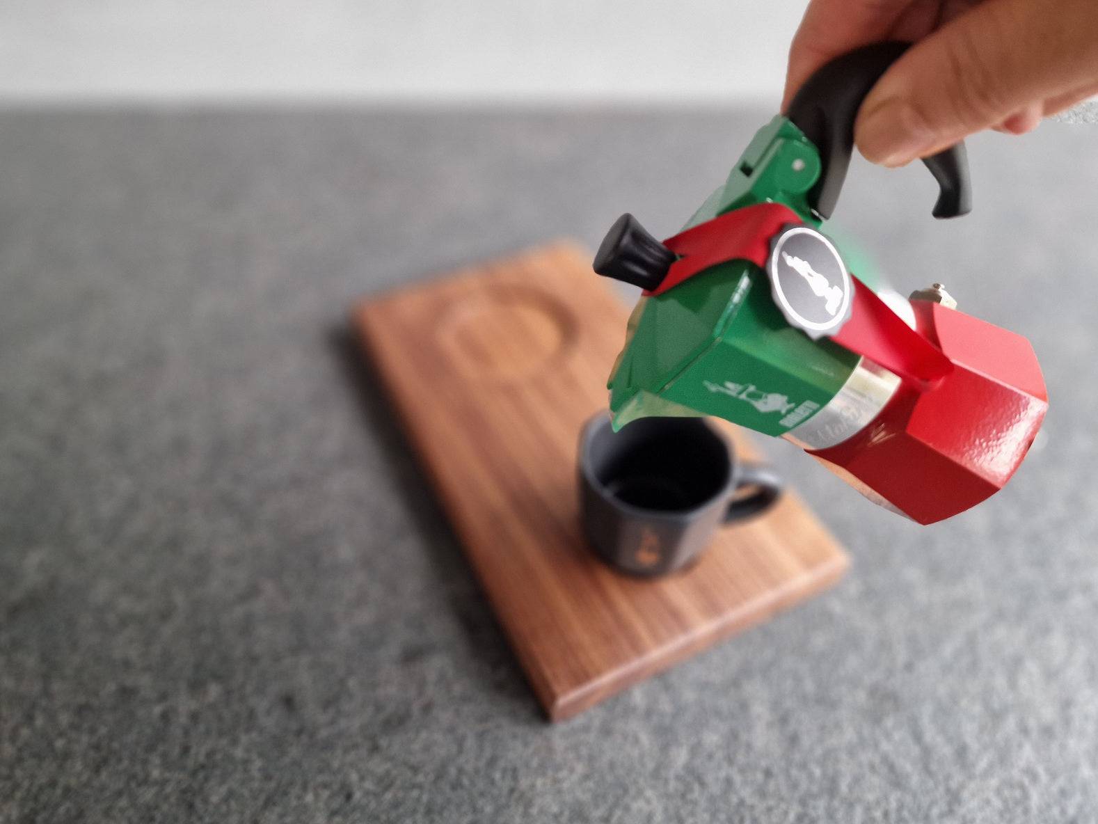 Hand hält Bialetti Moka Express Italia