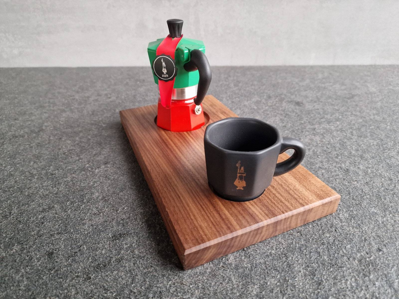 Bialetti Espressokocher und eine schwarz Bialetti Espressotasse auf einem Nussbaum-Holztablett