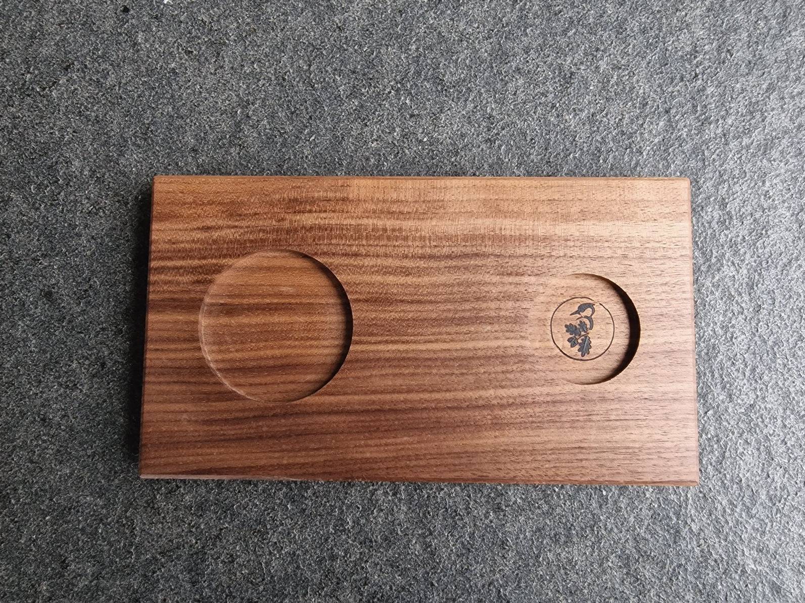 Dunkles Holztablett aus Nussbaum mit 2 Mulden für Tassen.