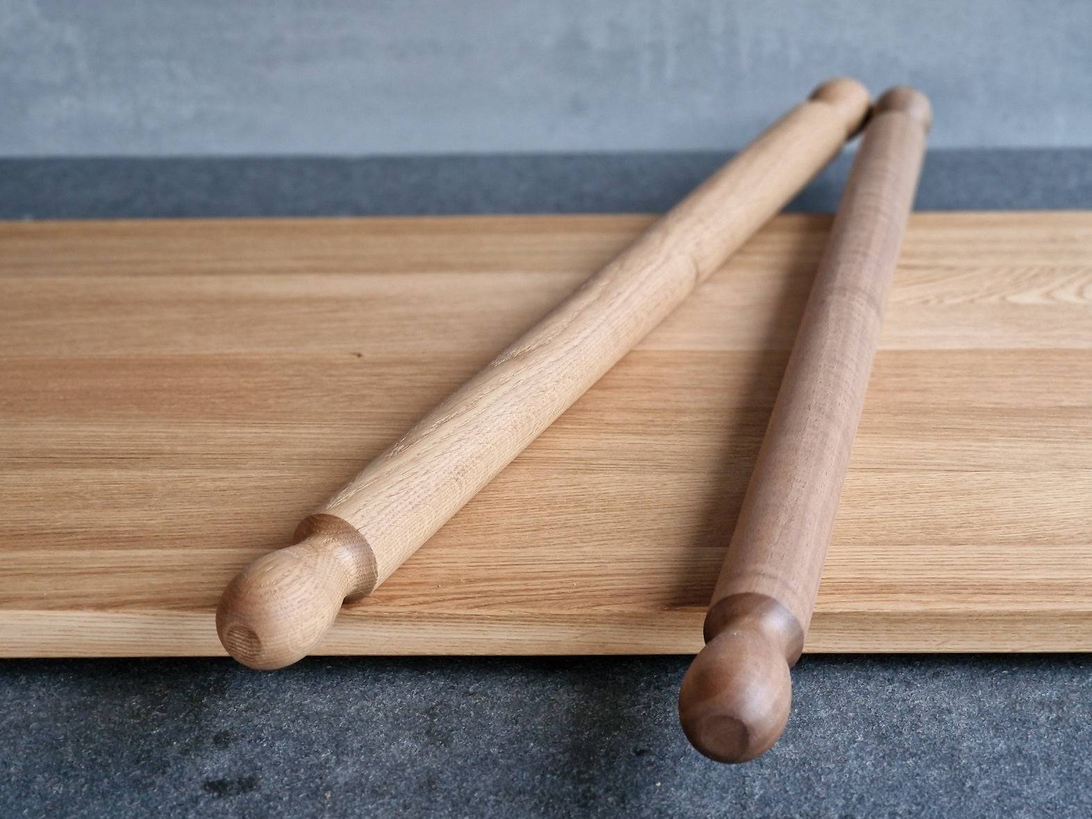 80 cm langes Nudelholz in Eiche und Nussbaum nebeneinander auf einem Eiche Backbrett.