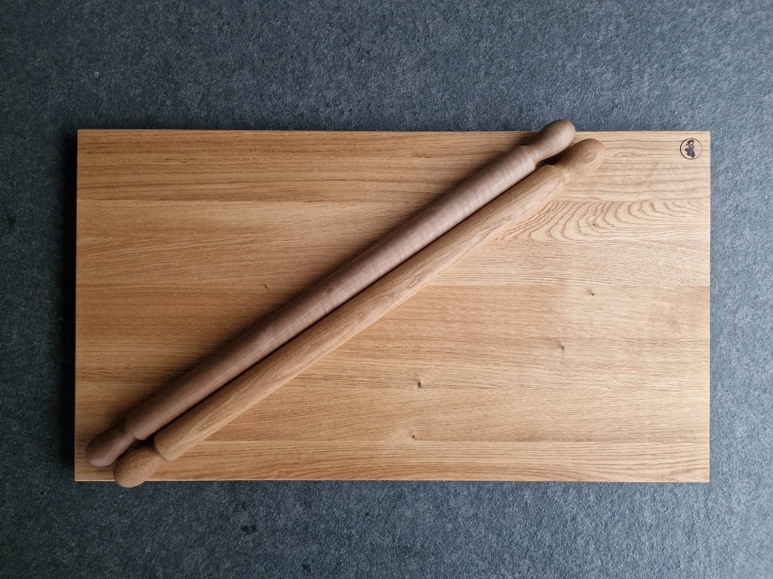 2 Nudelrollen, eine aus Eiche und eine aus Nussbaum auf einem Eiche Backbrett.