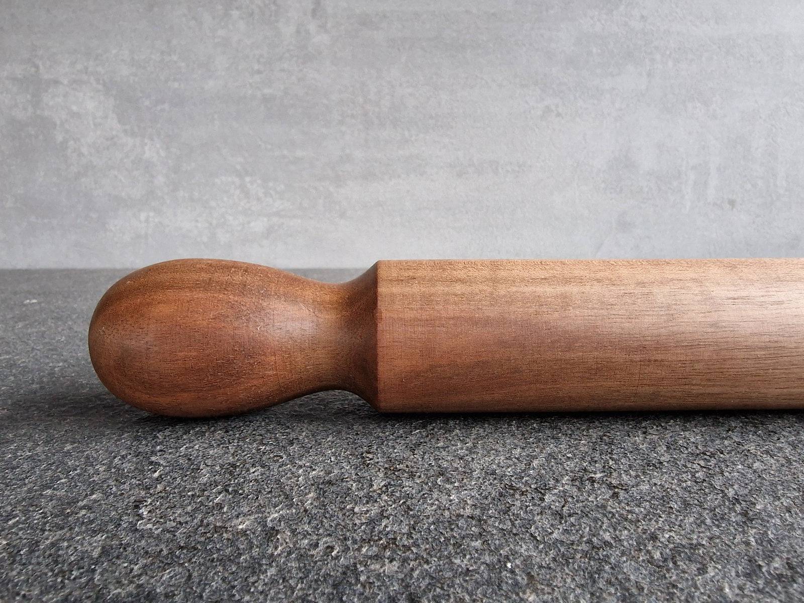 Griff von einem Nudelholz aus Nussbaum
